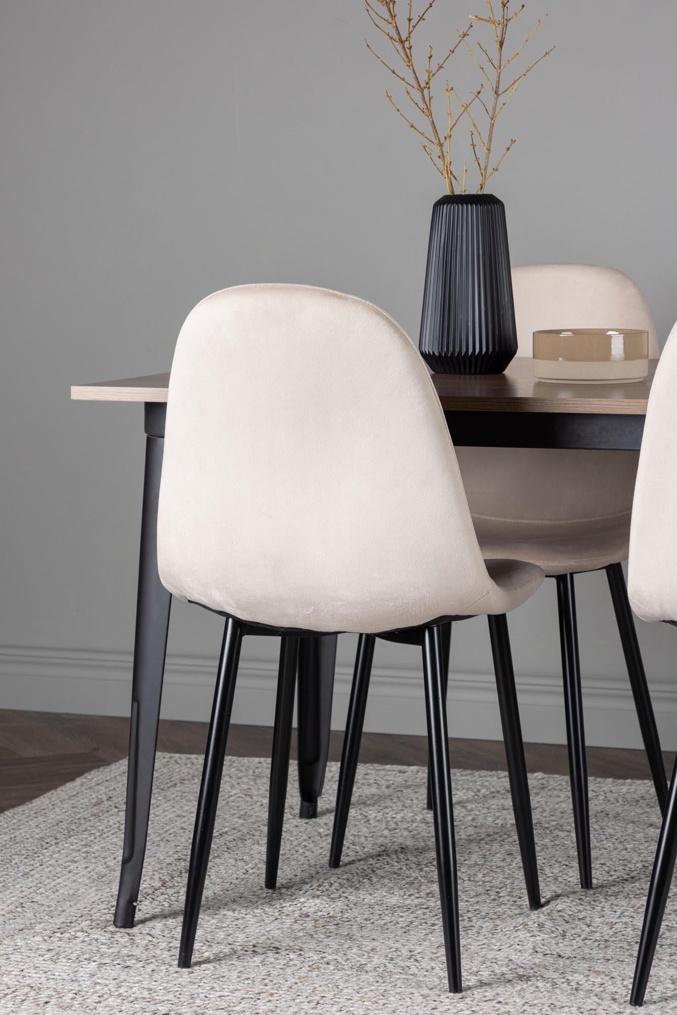 Elegantes Esszimmerset Tempe mit 140 cm Tisch und 4 stilvollen Polar-Stühlen. Perfekt für skandinavisches Flair und einladende Essatmosphäre.