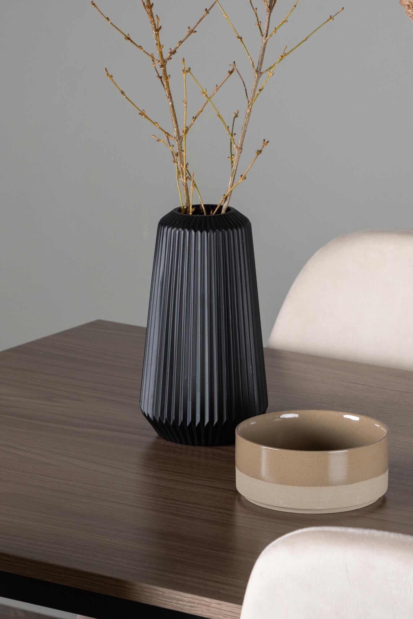 Stilvolles Tempe Esszimmerset mit 140 cm Tisch und 4 bequemen Polar-Stühlen. Ideal für skandinavisches Design und gemütliche Essensmomente.