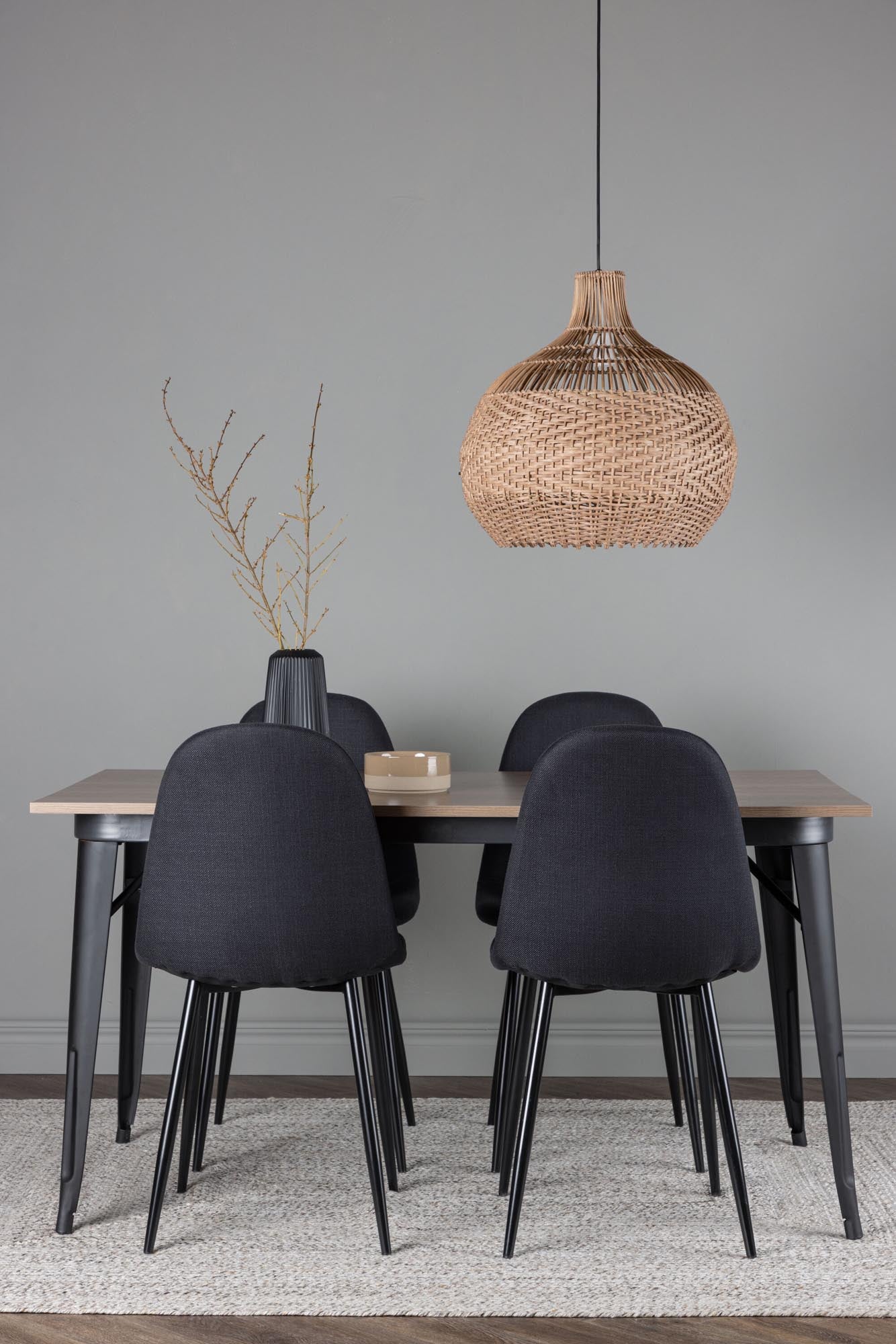 Stilvolles Esszimmerset Tempe: 140 cm Tisch und 4 bequeme Stühle, skandinavisches Design von Venture Home für ein modernes Zuhause.