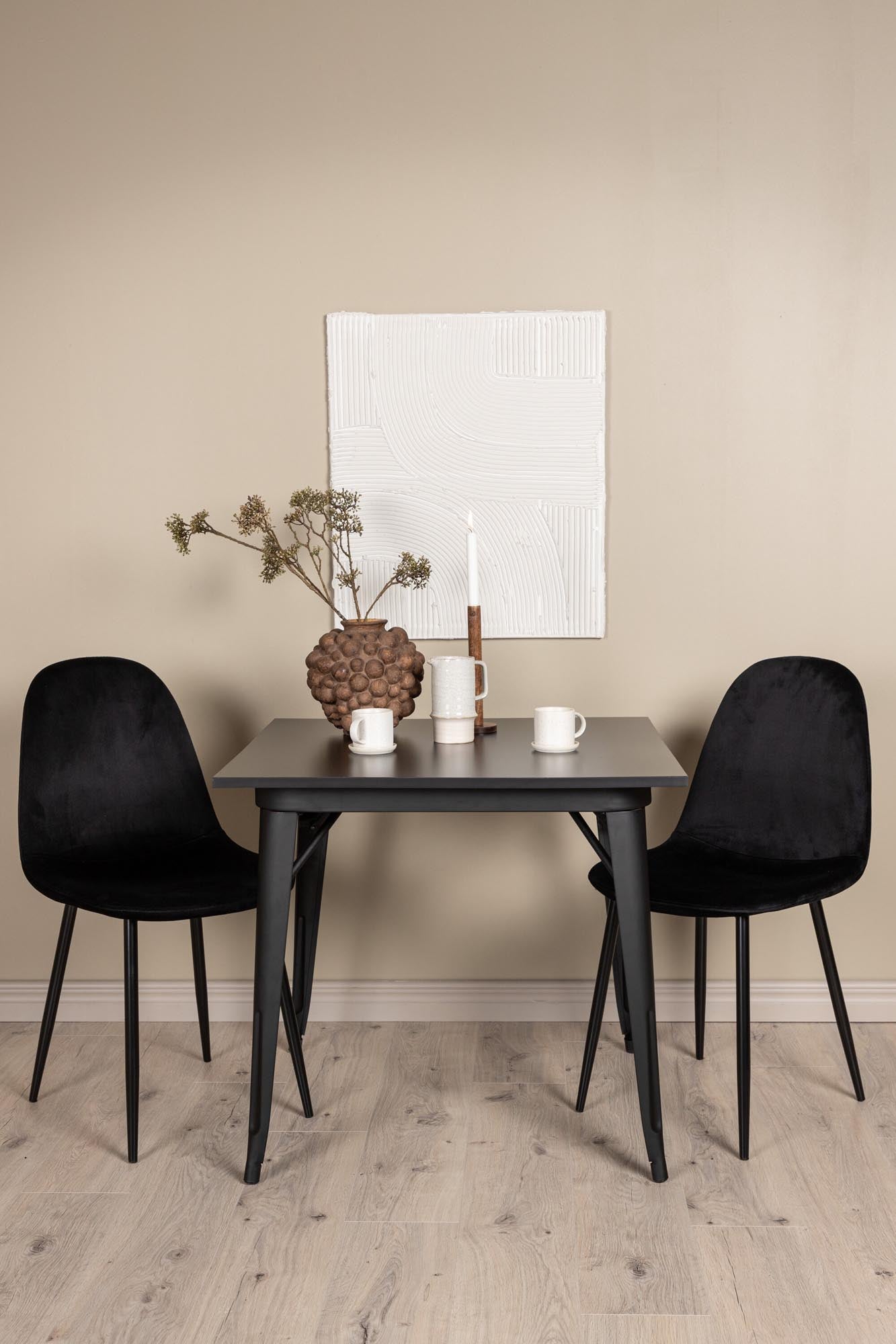 Entdecken Sie das elegante Tempe Esszimmerset mit 80 cm Tisch und komfortablen Polar-Stühlen. Perfekt für gesellige Abende und kleine Räume.