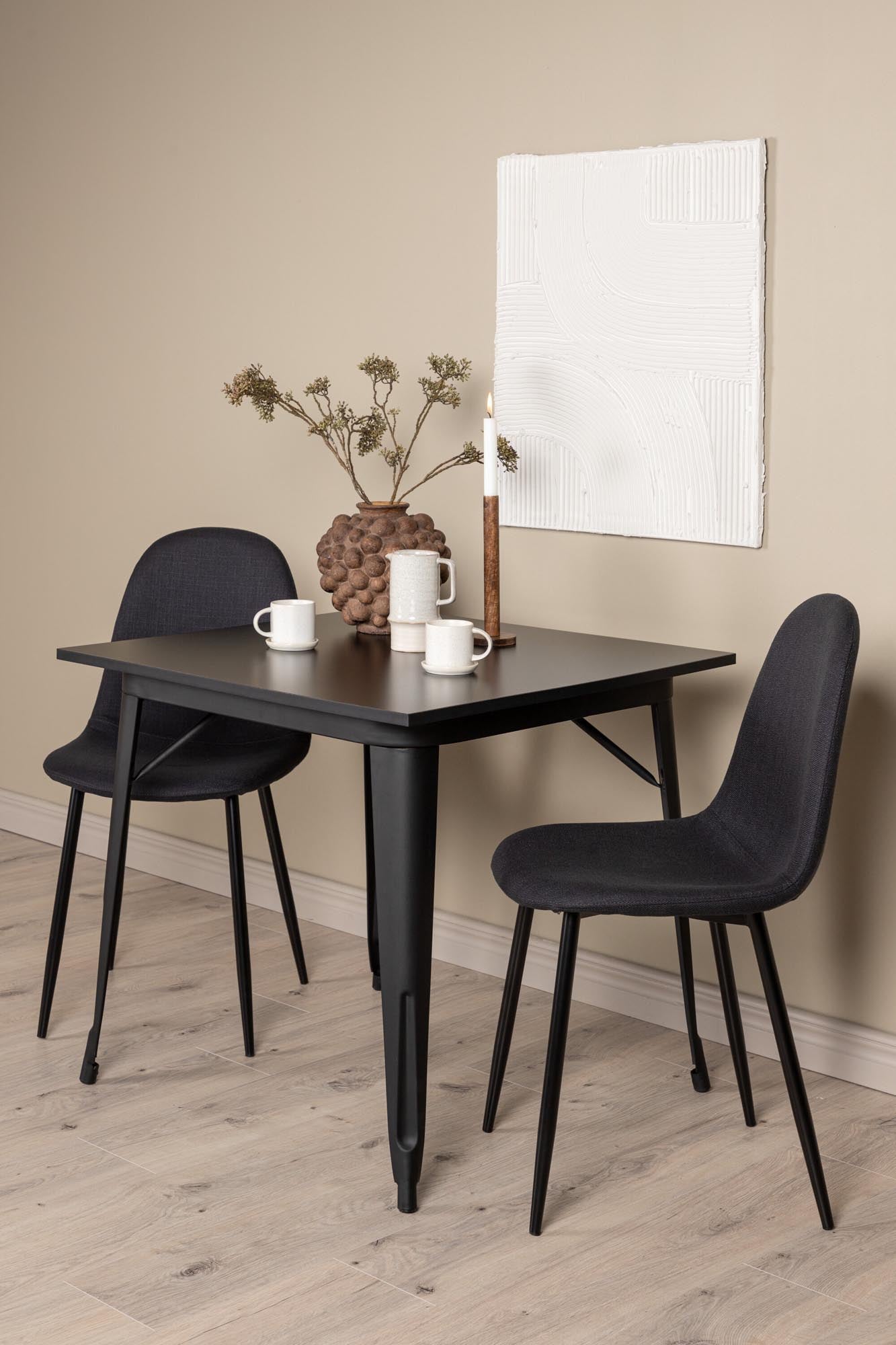 Entdecken Sie das elegante Tempe Esszimmerset mit einem stabilen 80 cm Tisch und komfortablen Polar-Stühlen – ideal für gemütliche Abende und stilvolle Essbereiche.