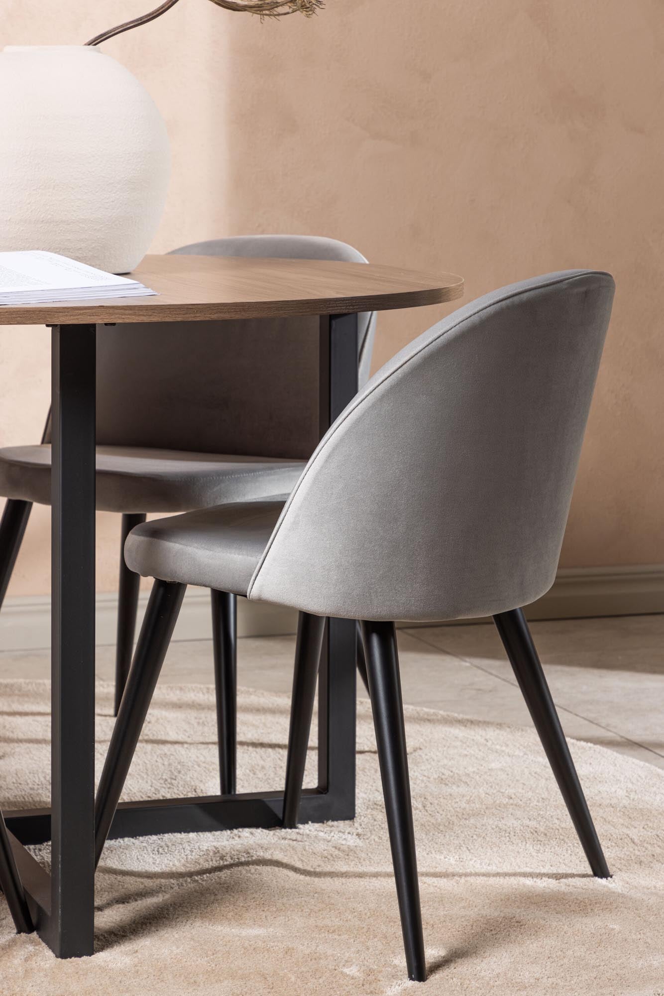 Entdecken Sie das stilvolle Durango Esszimmerset + Velvet ⌀120cm/4St. von Venture Home – eleganter Tisch und bequeme Stühle für Ihr Zuhause.