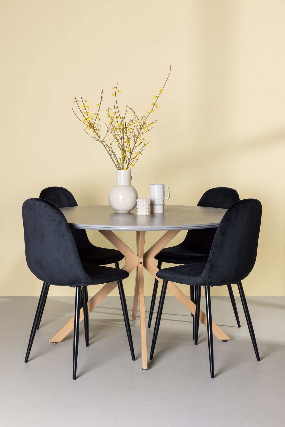 Piazza Esstisch + 4 x Polar Esszimmerstuhl in Schwarz/Velvet präsentiert im Onlineshop von KAQTU Design AG. Esszimmerset ist von Venture Home