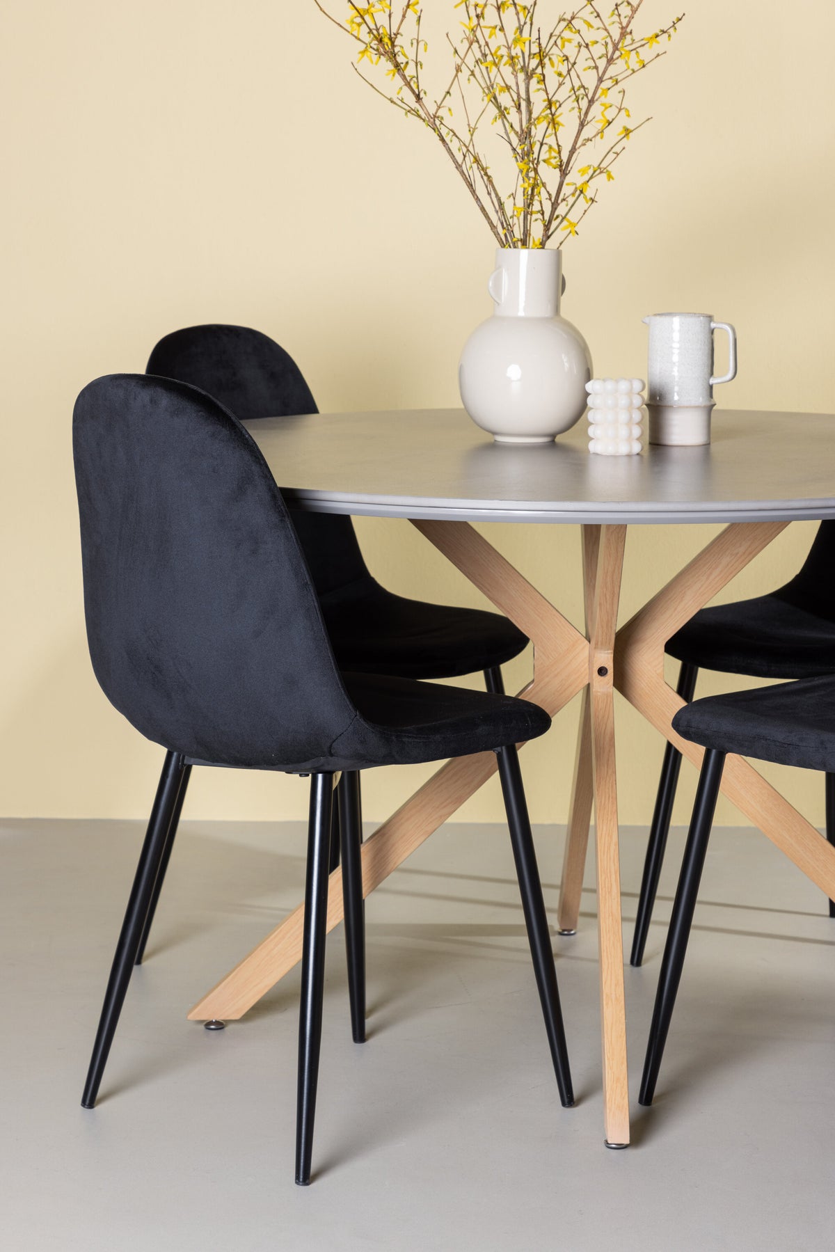 Piazza Esstisch + 4 x Polar Esszimmerstuhl in Schwarz/Velvet präsentiert im Onlineshop von KAQTU Design AG. Esszimmerset ist von Venture Home
