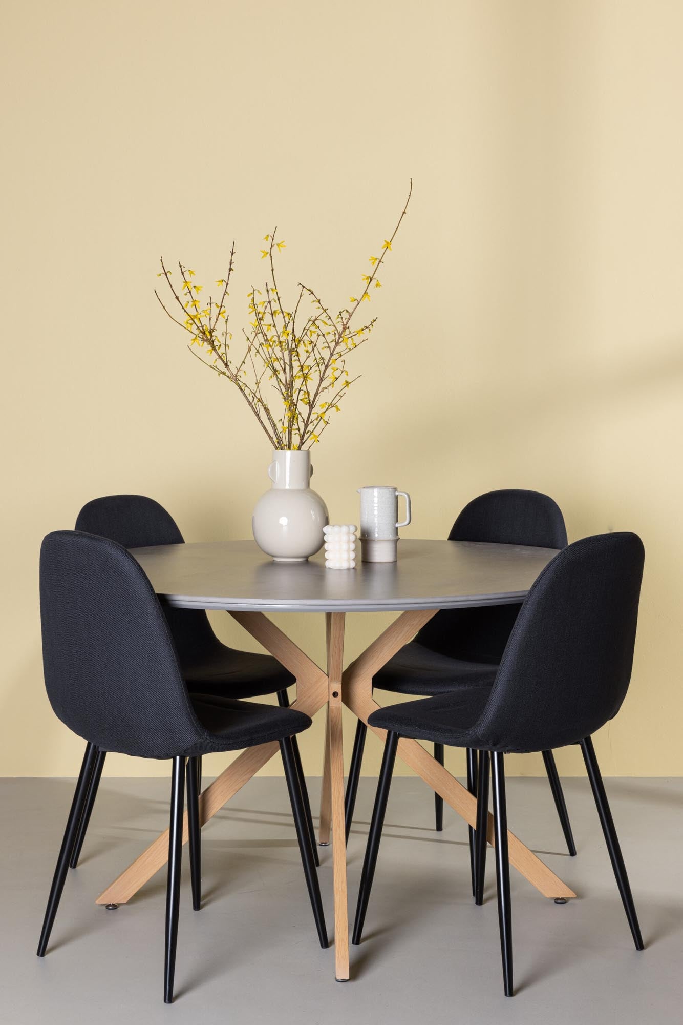 Moderner Piazza Esstisch mit 4 Polar Stühlen von Venture Home, ideal für stilvolle Esszimmer und gemütliche Mahlzeiten.