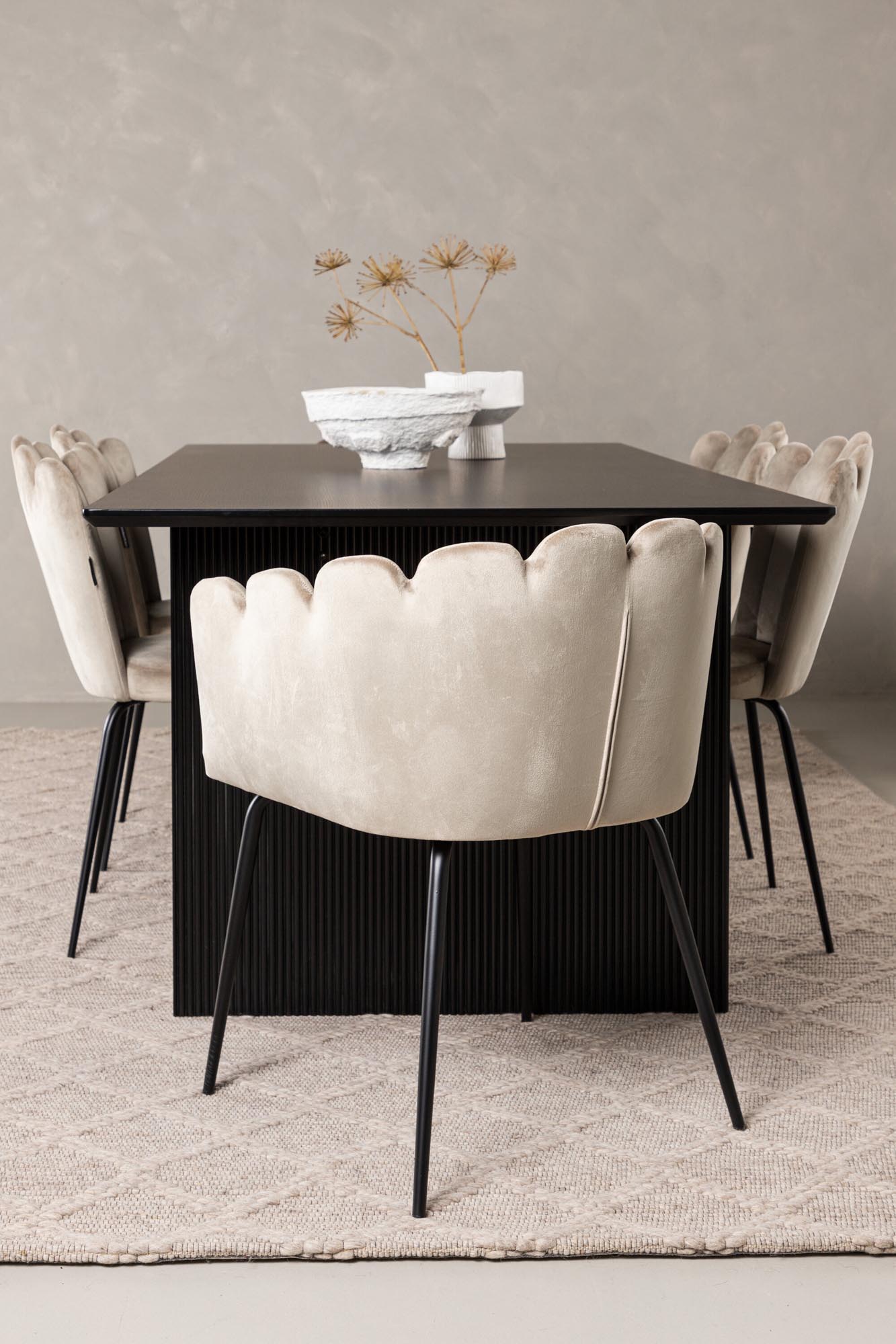 Entdecken Sie das Vail Esszimmerset von Venture Home: Ein eleganter 200cm Tisch mit 4 luxuriösen Stühlen für stilvolle Esszimmer.