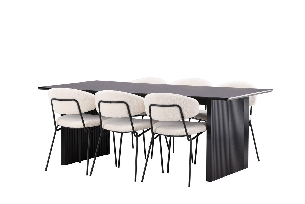 Esszimmerset aus rechteckigem MDF-Tisch in Rauchschwarz mit sechs Limhamn-Stühlen, beiger Samtbezug, muschelförmige Rückenlehne, schwarze Metallbeine.