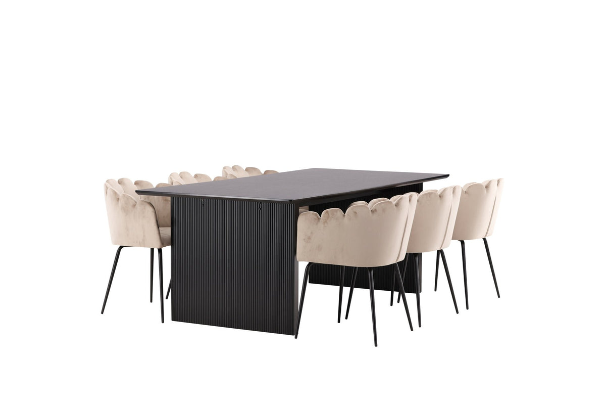Esszimmerset aus rechteckigem MDF-Tisch in Rauchschwarz mit sechs Limhamn-Stühlen, beiger Samtbezug, muschelförmige Rückenlehne, schwarze Metallbeine.