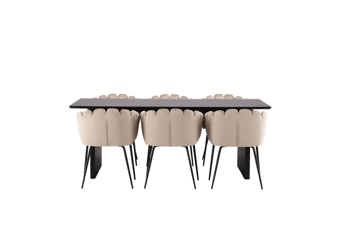 Esszimmerset aus rechteckigem MDF-Tisch in Rauchschwarz mit sechs Limhamn-Stühlen, beiger Samtbezug, muschelförmige Rückenlehne, schwarze Metallbeine.