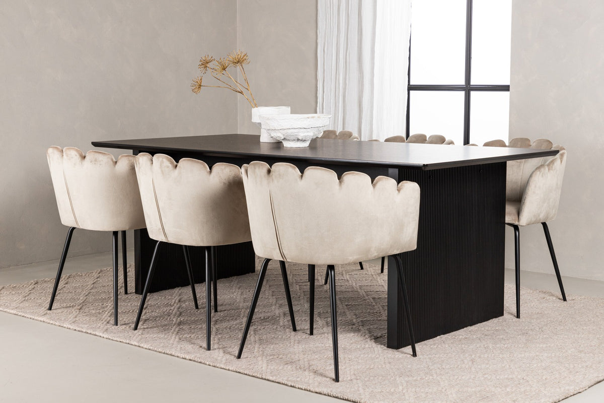 Esszimmerset aus rechteckigem MDF-Tisch in Rauchschwarz mit sechs Limhamn-Stühlen, beiger Samtbezug, muschelförmige Rückenlehne, schwarze Metallbeine.