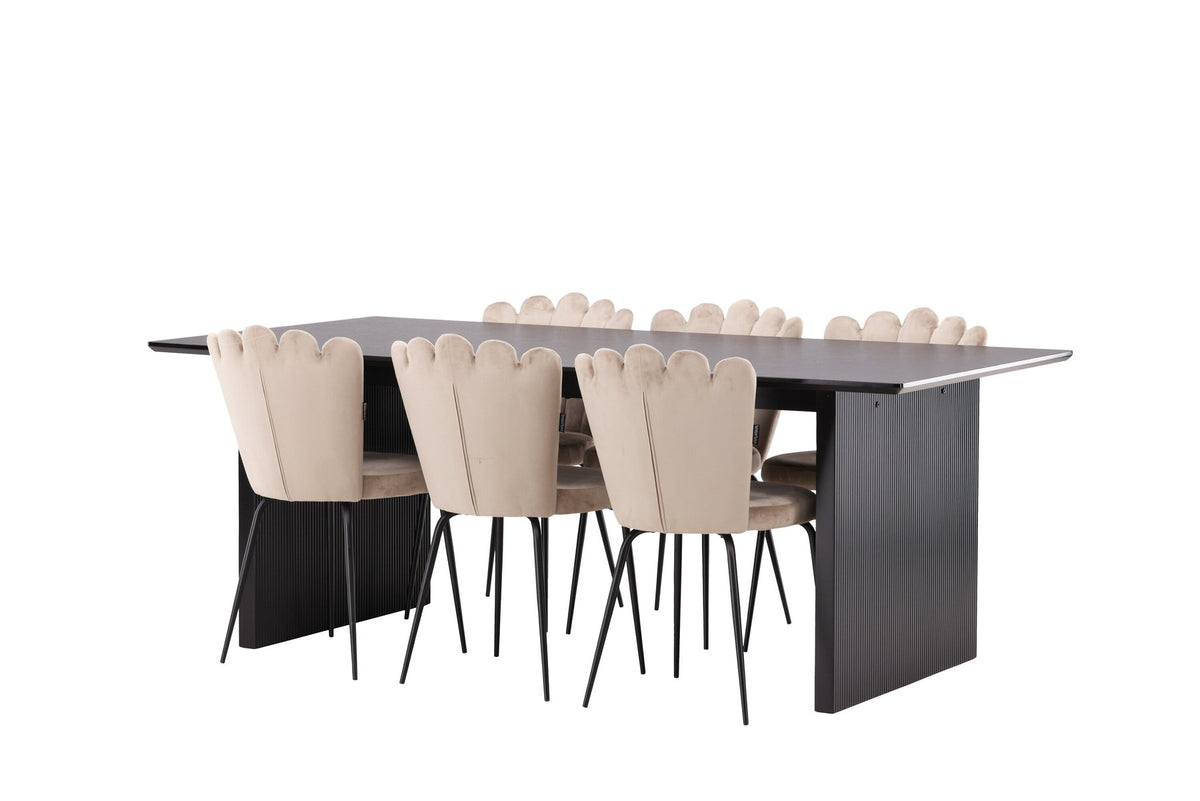 Esszimmerset aus rechteckigem MDF-Tisch in Rauchschwarz mit sechs Limhamn-Stühlen, beiger Samtbezug, muschelförmige Rückenlehne, schwarze Metallbeine.