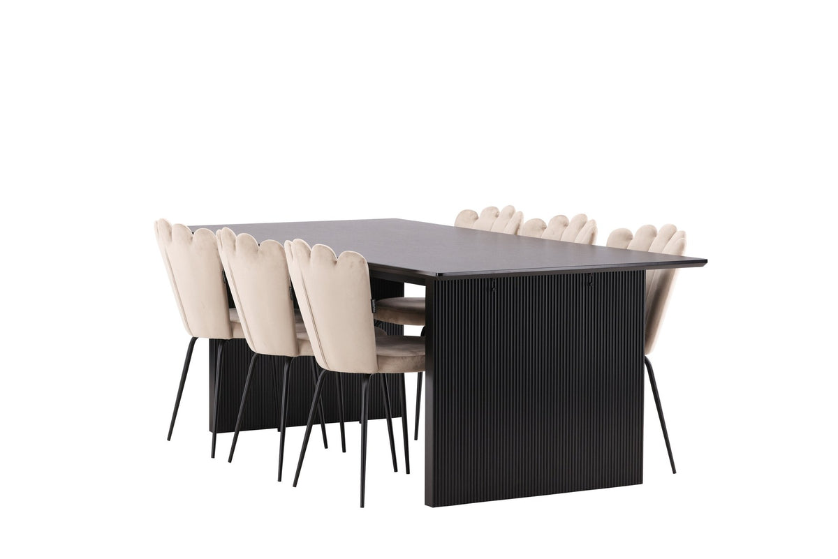 Esszimmerset aus rechteckigem MDF-Tisch in Rauchschwarz mit sechs Limhamn-Stühlen, beiger Samtbezug, muschelförmige Rückenlehne, schwarze Metallbeine.