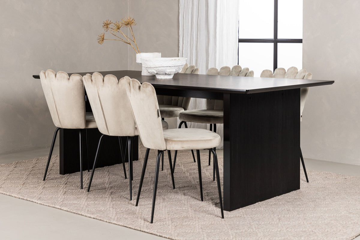Esszimmerset aus rechteckigem MDF-Tisch in Rauchschwarz mit sechs Limhamn-Stühlen, beiger Samtbezug, muschelförmige Rückenlehne, schwarze Metallbeine.