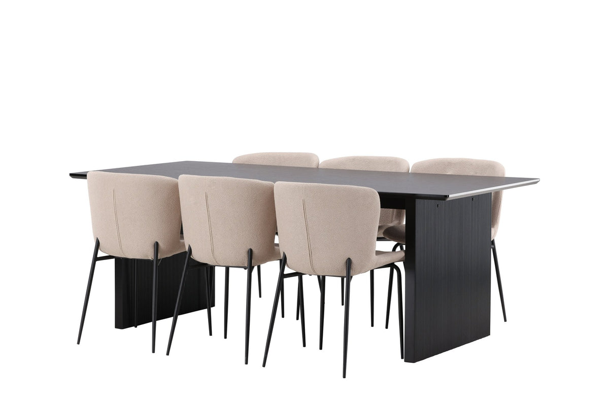 Esszimmerset aus rechteckigem MDF-Tisch in Rauchschwarz mit sechs Limhamn-Stühlen, beiger Samtbezug, muschelförmige Rückenlehne, schwarze Metallbeine.