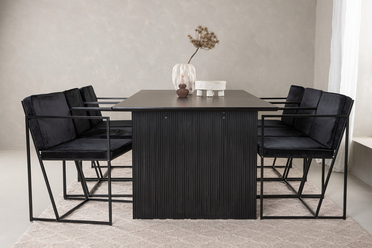 Esszimmerset aus rechteckigem MDF-Tisch in Rauchschwarz mit sechs Limhamn-Stühlen, beiger Samtbezug, muschelförmige Rückenlehne, schwarze Metallbeine.
