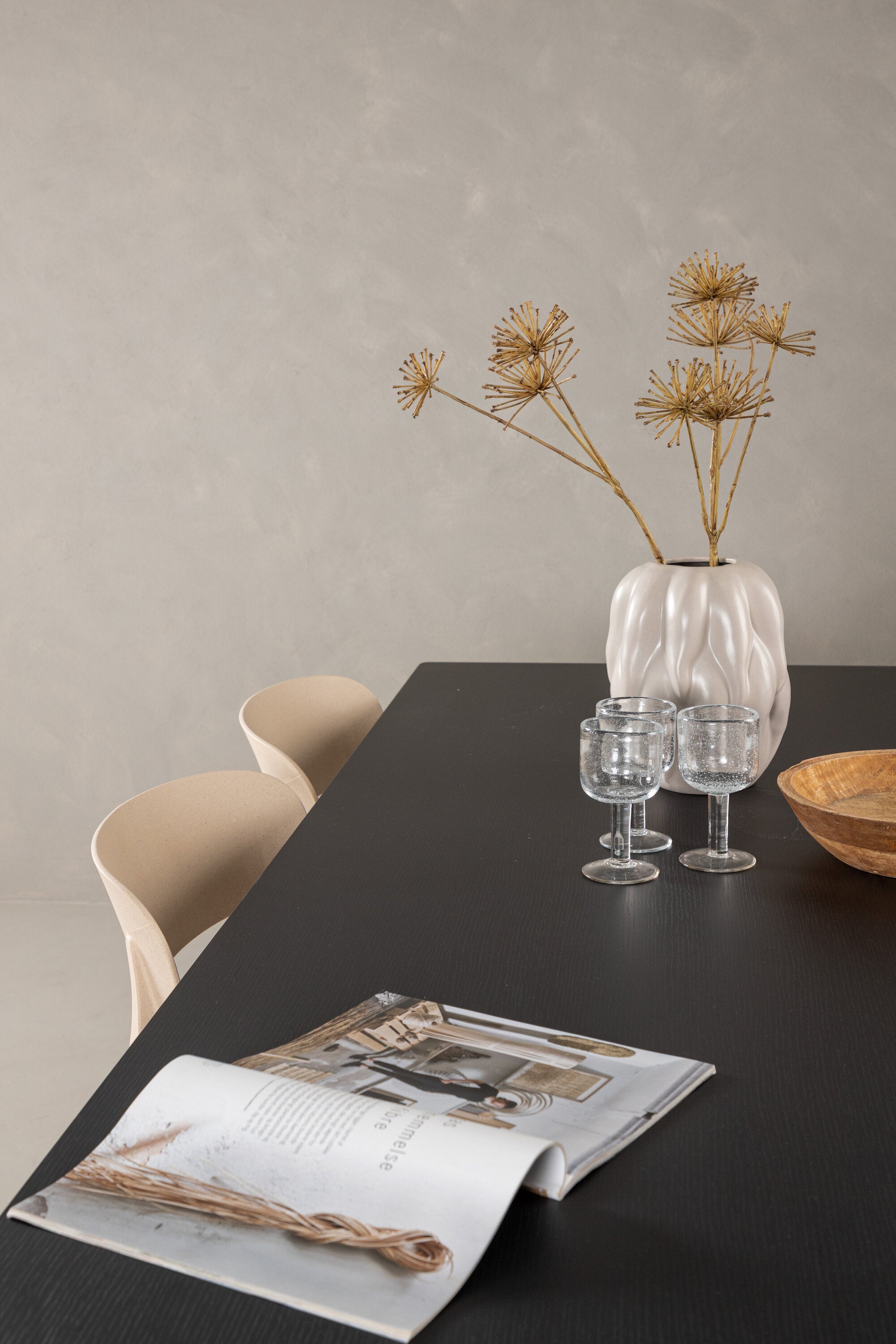Vail Esstisch + 6 x Åstol Esszimmerstuhl in präsentiert im Onlineshop von KAQTU Design AG. Esszimmerset ist von Venture Home