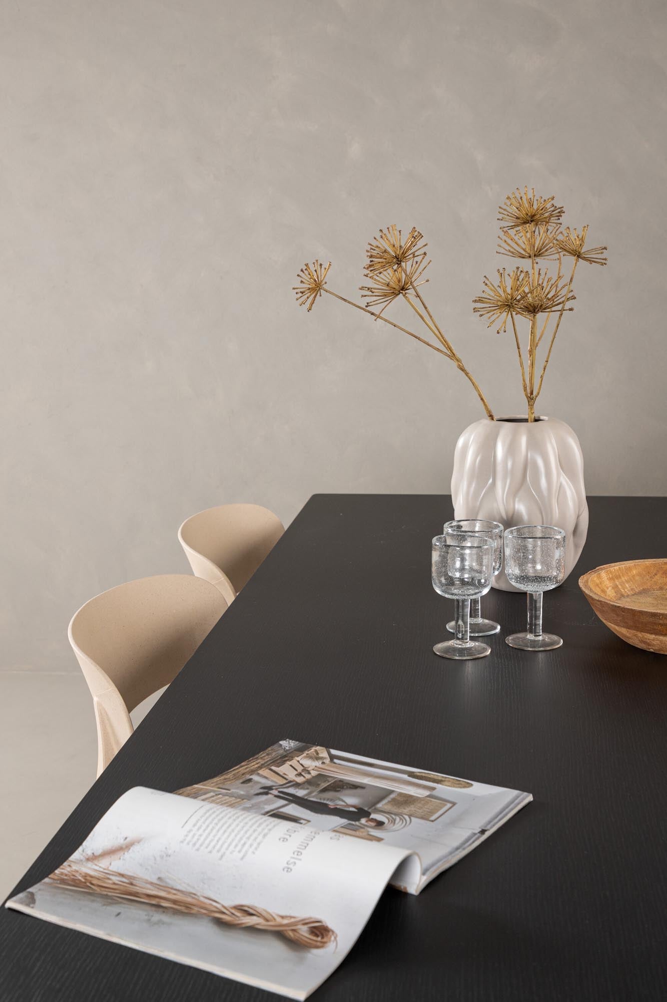 Vail Esstisch-Set mit 6 Åstol Stühlen für zeitlose Eleganz.