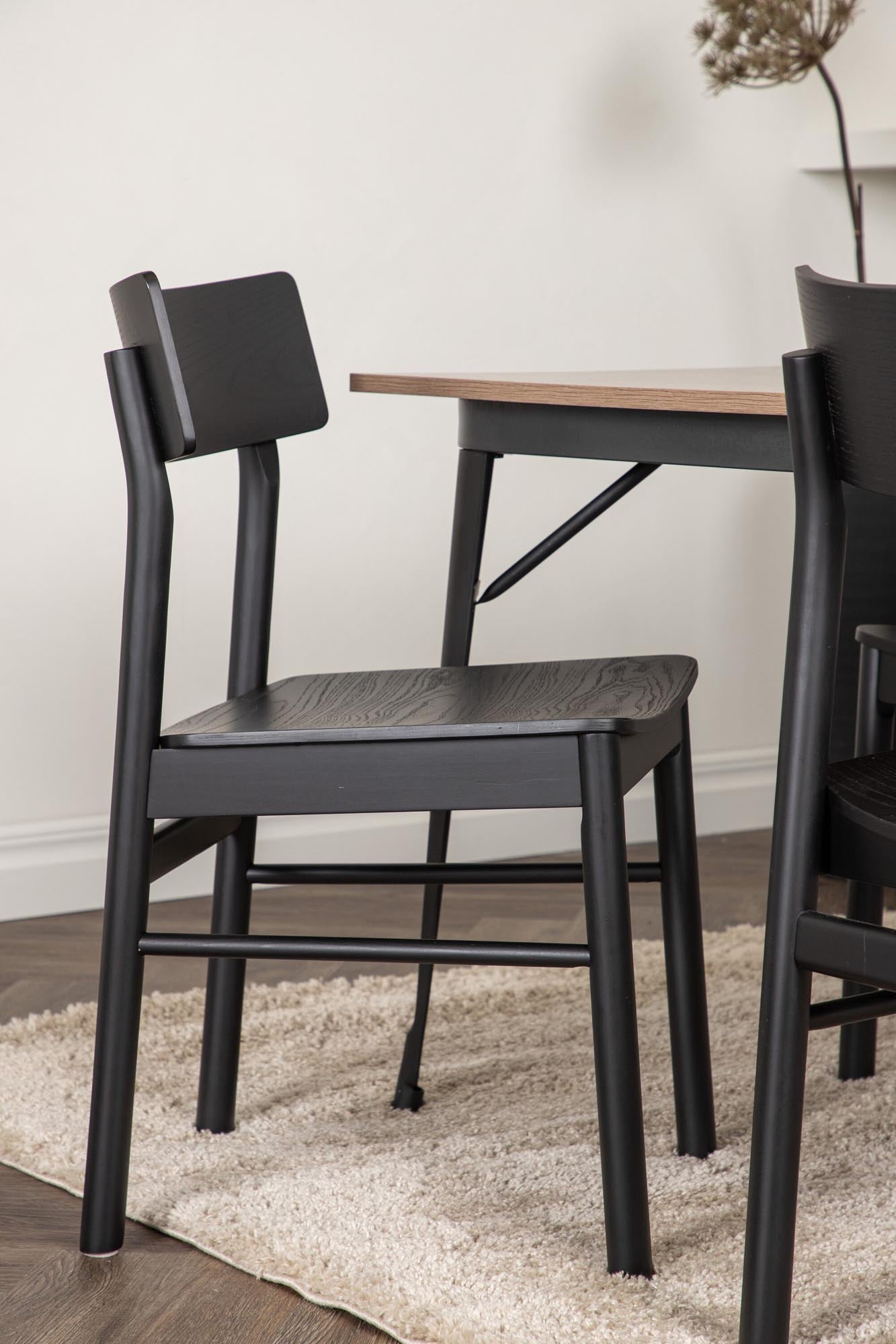 Stilvolles Esszimmerset Tempe: Moderner MDF-Tisch mit robusten Metallbeinen und nostalgischen Holzstühlen. Perfekt für gemütliche Essmomente.