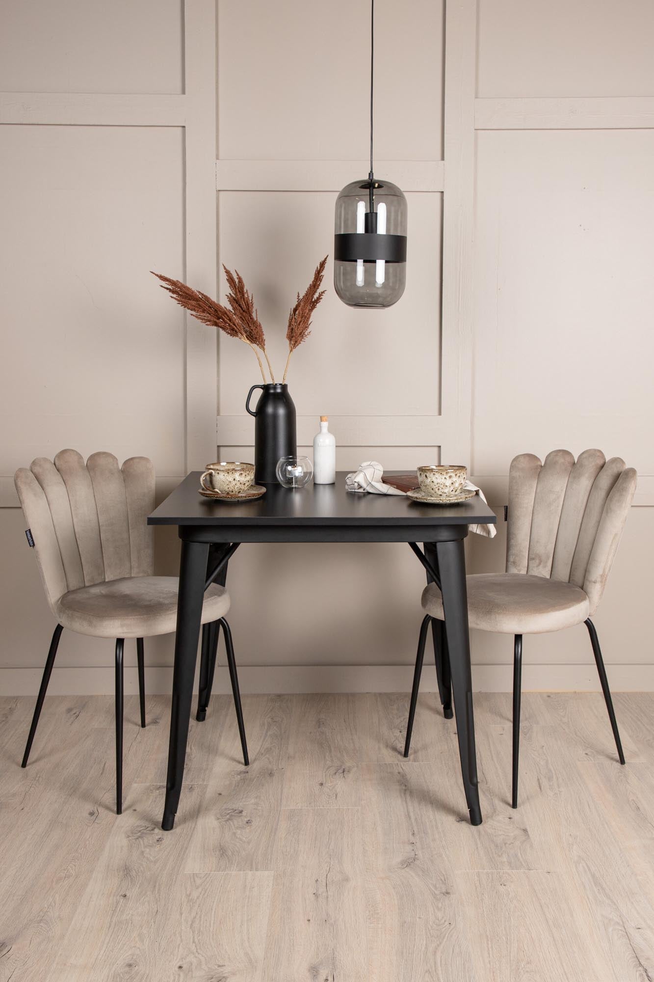 Elegantes Esszimmerset von Venture Home: Schwarzer Esstisch und bequeme Limhamn Stühle aus Samt für stilvolle Abende.