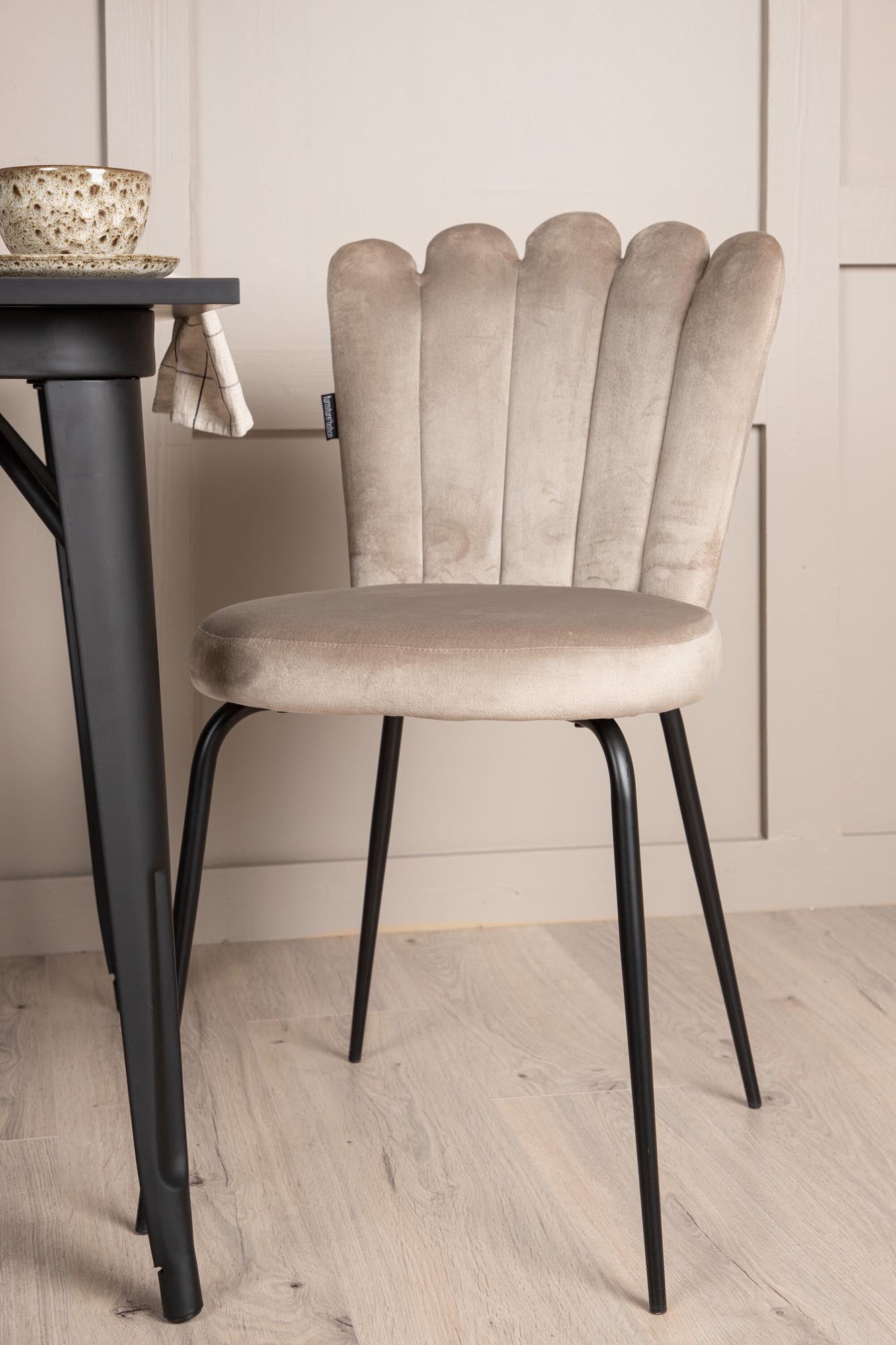 Stilvolles Esszimmerset Tempe mit luxuriösen Limhamn Stühlen für einladende Abende und zeitloses Design in Ihrem Zuhause.