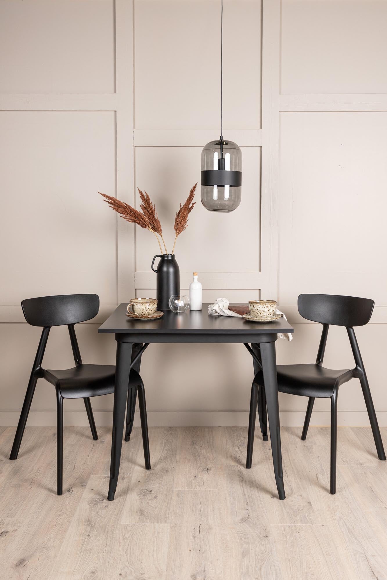 Stilvolles Esszimmerset Tempe mit robusten Ursholmen-Stühlen, ideal für kleine Küchen. Skandinavisches Design trifft auf Funktionalität.