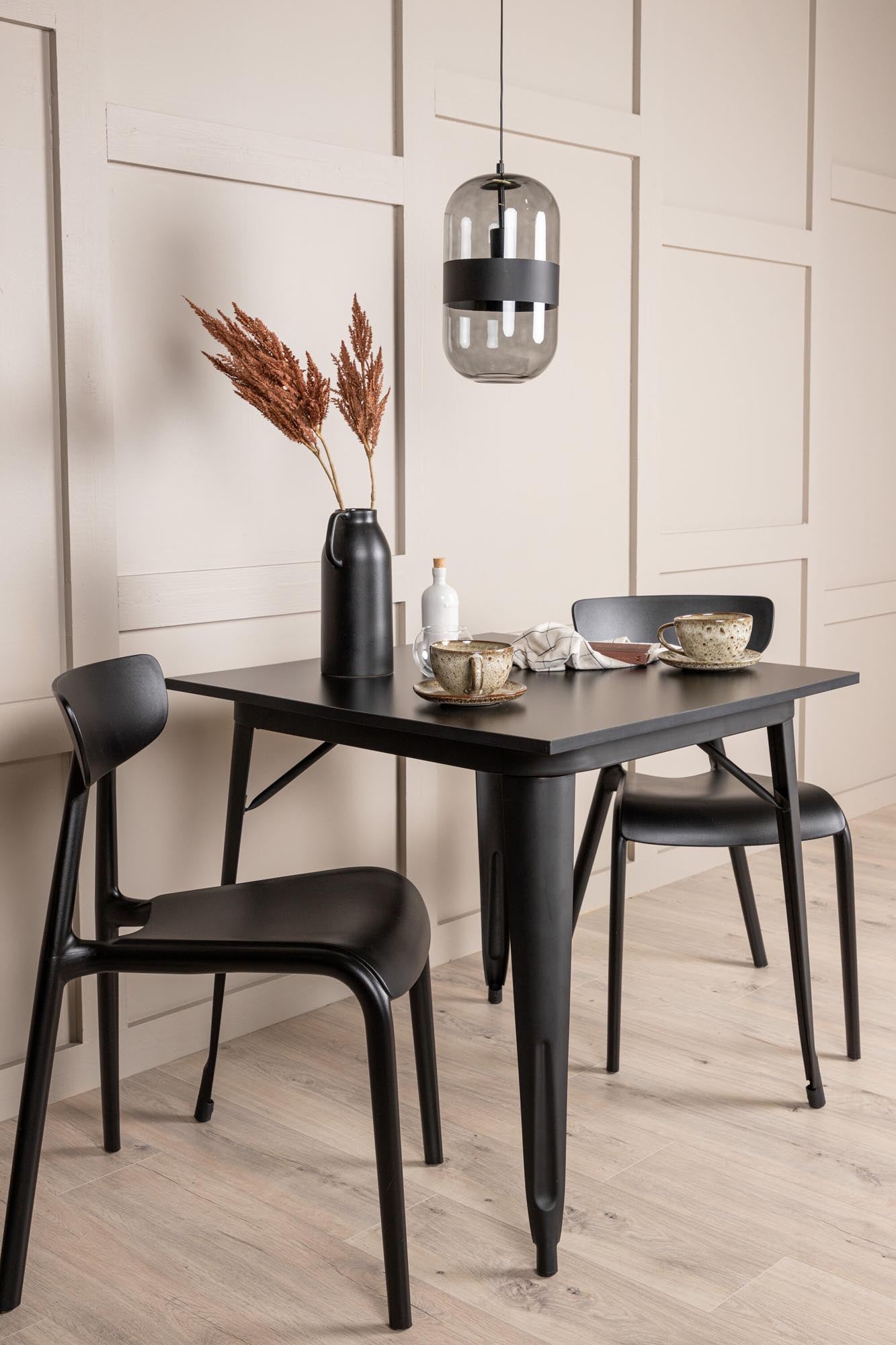 Stilvolles Tempe Esszimmerset mit skandinavischem Design: Schwarzer MDF-Tisch und komfortable Ursholmen-Stühle aus Polypropylen.