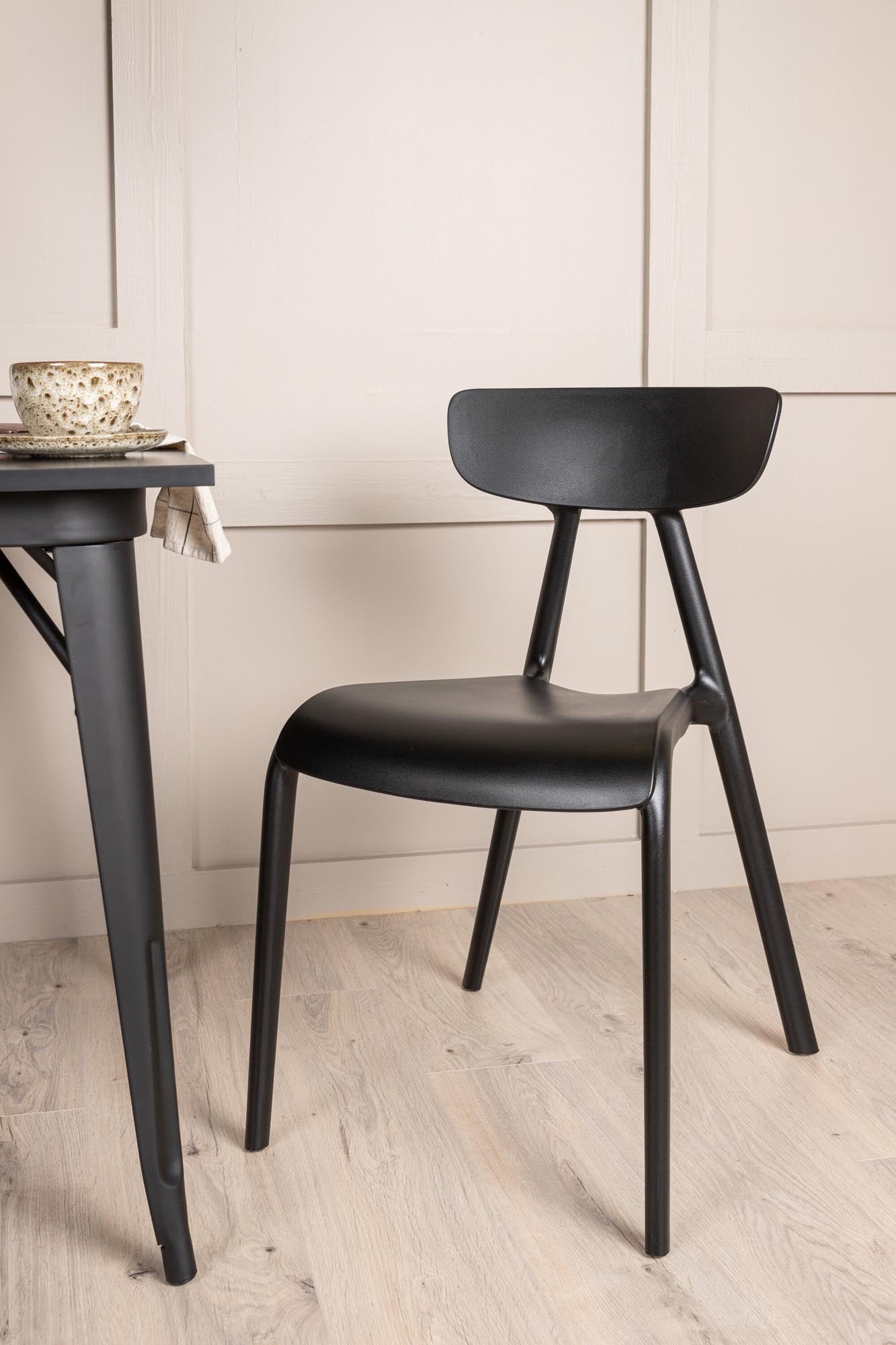 Elegantes Esszimmerset mit modernen Ursholmen-Stühlen von Venture Home.