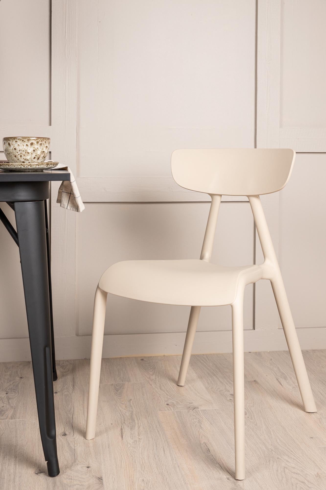 Entdecken Sie das elegante Esszimmerset Tempe mit Ursholmen-Stühlen – skandinavisches Design trifft auf Funktionalität für Ihre Küche.