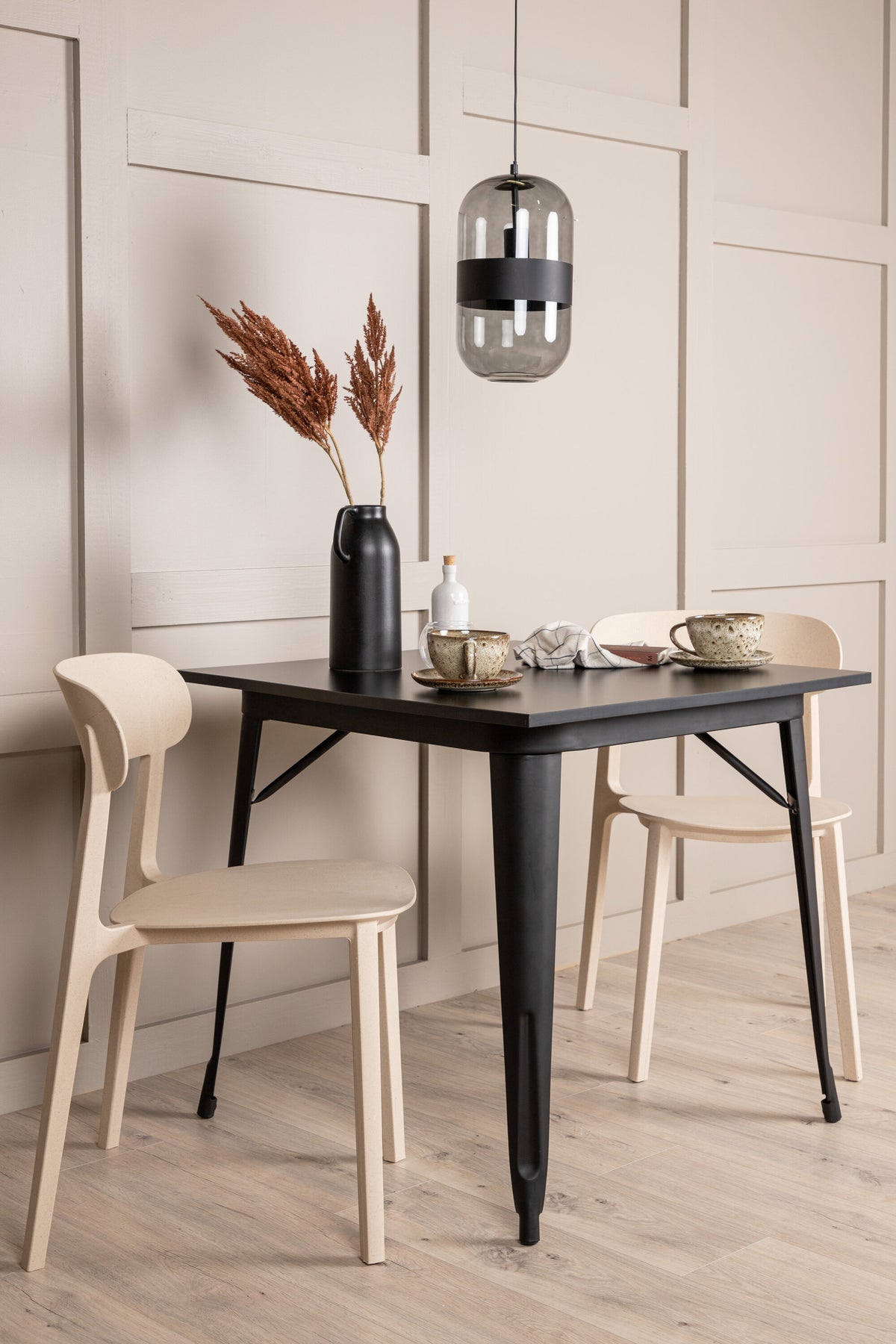 Tempe Esstisch + 2 x Åstol Esszimmerstuhl in präsentiert im Onlineshop von KAQTU Design AG. Esszimmerset ist von Venture Home