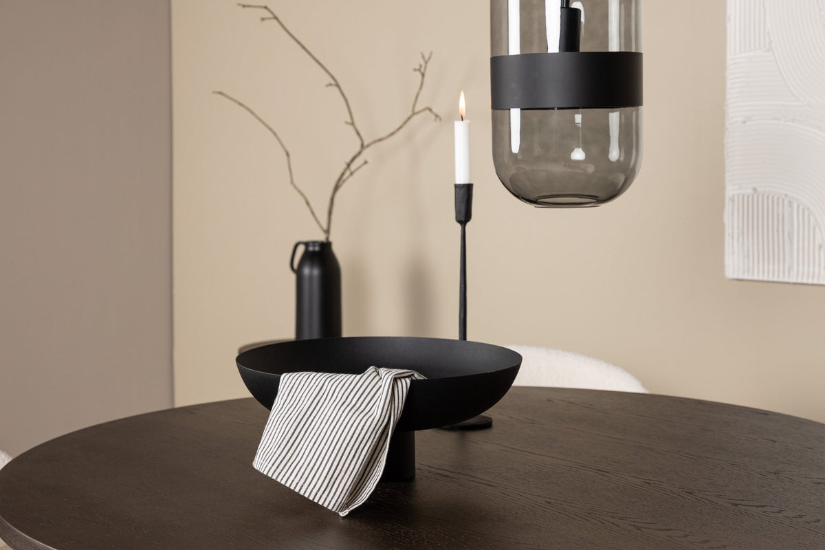 Rundes Esszimmerset mit Steinlook-Tisch aus MDF und Mocca-Furnier, schwarzem Metallgestell und vier Limhamn-Stühlen mit beigem Samtbezug.