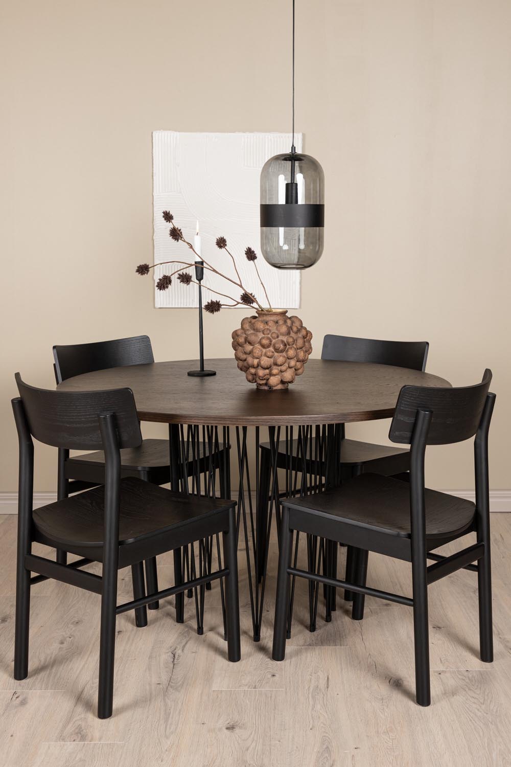 Rundes Esszimmerset mit Steinlook-Tisch aus MDF und Mocca-Furnier, schwarzem Metallgestell und vier Limhamn-Stühlen mit beigem Samtbezug.