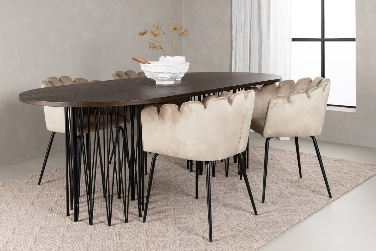 Ovaler Esstisch mit Tischplatte aus MDF mit Mocca-Furnier und schwarzem Metallgestell, umgeben von vier Limhamn-Stühlen mit beigem Samtbezug.