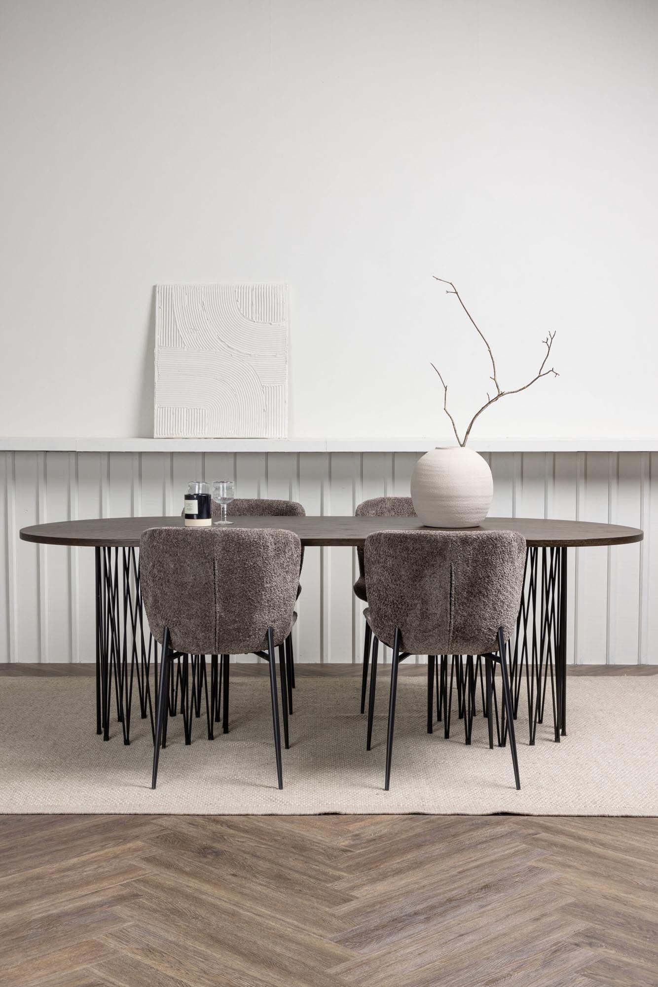 Stilvolles Stone Esszimmerset mit modernem Design und komfortablen Modesto-Stühlen für gesellige Abende und unvergessliche Momente.