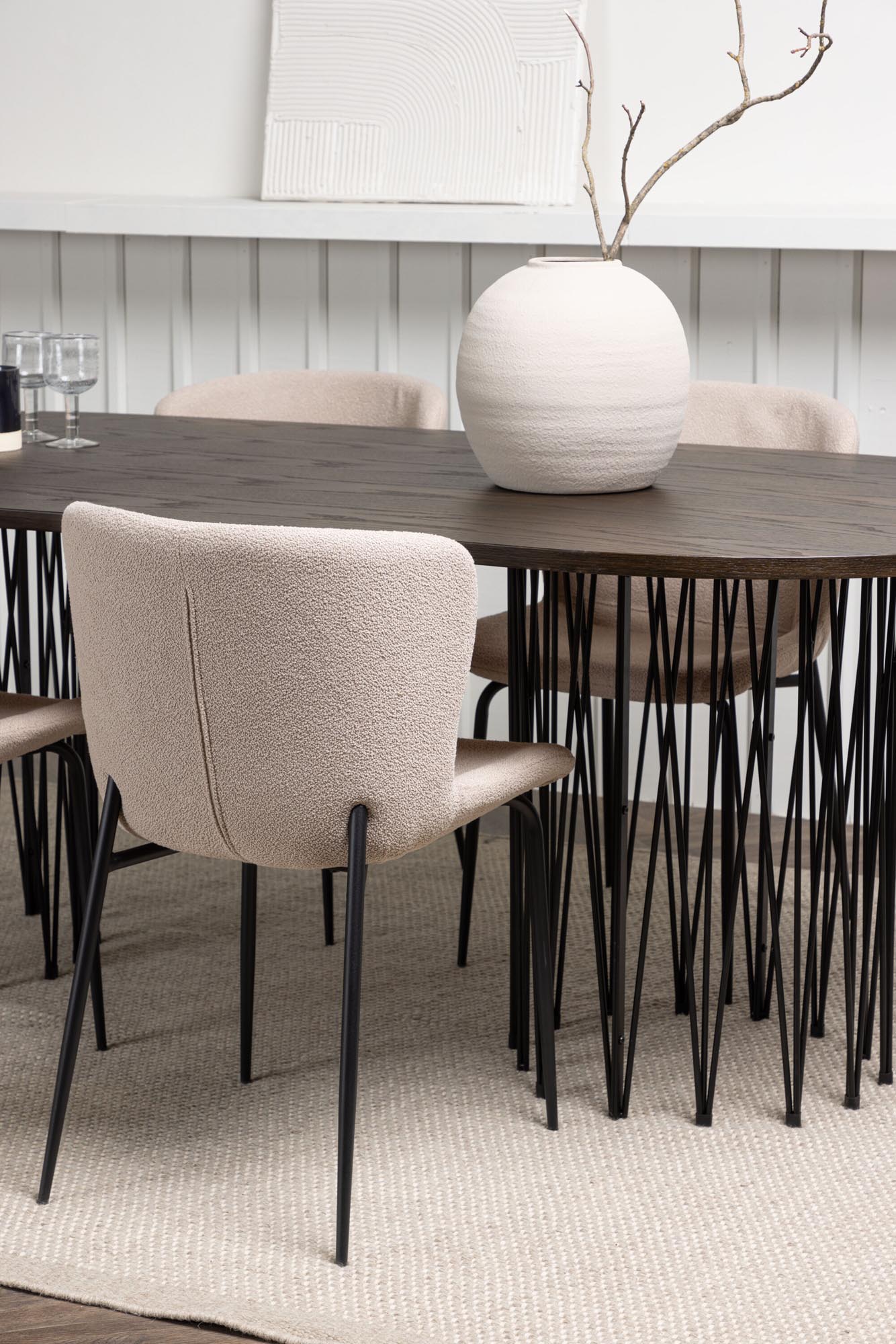 Stilvolles Stone Esszimmerset mit Modesto-Stühlen für gemütliche Abende. Hochwertige Materialien und modernes Design für Ihr Esszimmer.