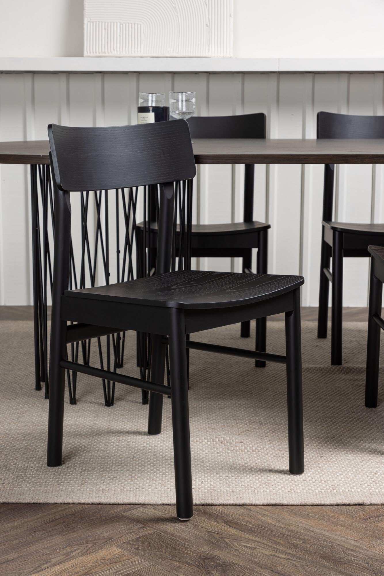 Ovaler Stone Esstisch mit 4 Montros Stühlen von Venture Home.