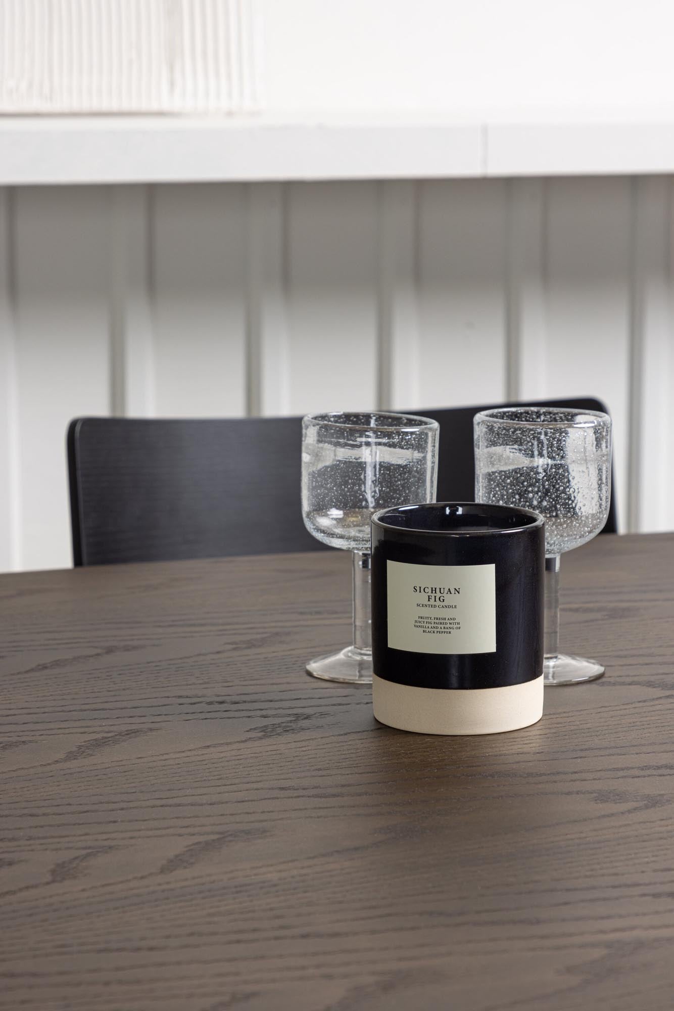 Eleganter Stone Esstisch oval mit 4 Montros Stühlen von Venture Home.