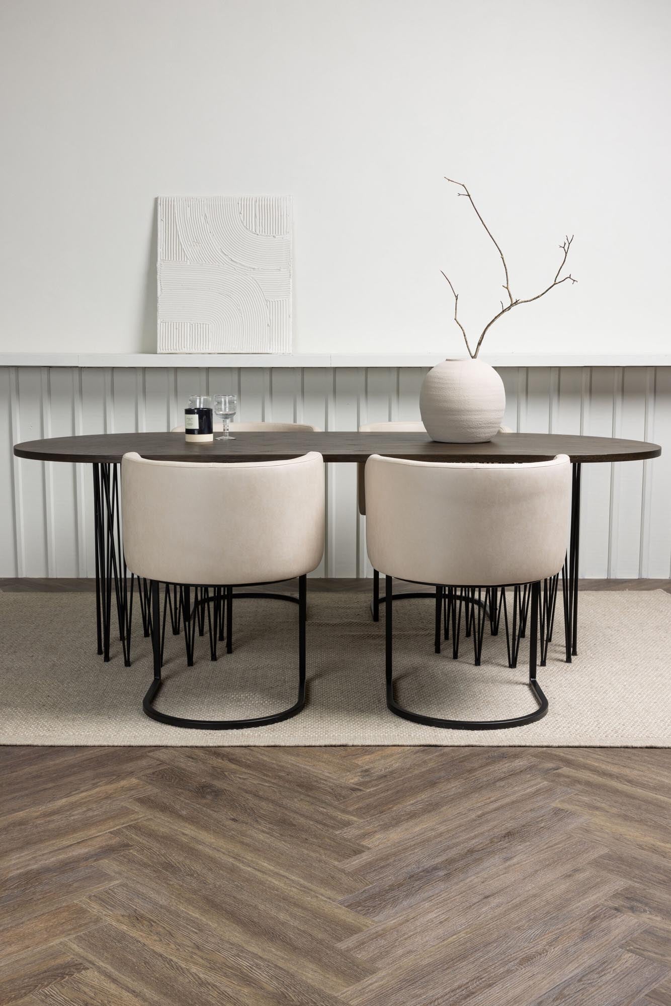 Stilvolles Esszimmerset: Ovale Tischplatte aus MDF mit edlem Furnier, robuste Metallgestelle und komfortable, gepolsterte Stühle in beigem Stoff.