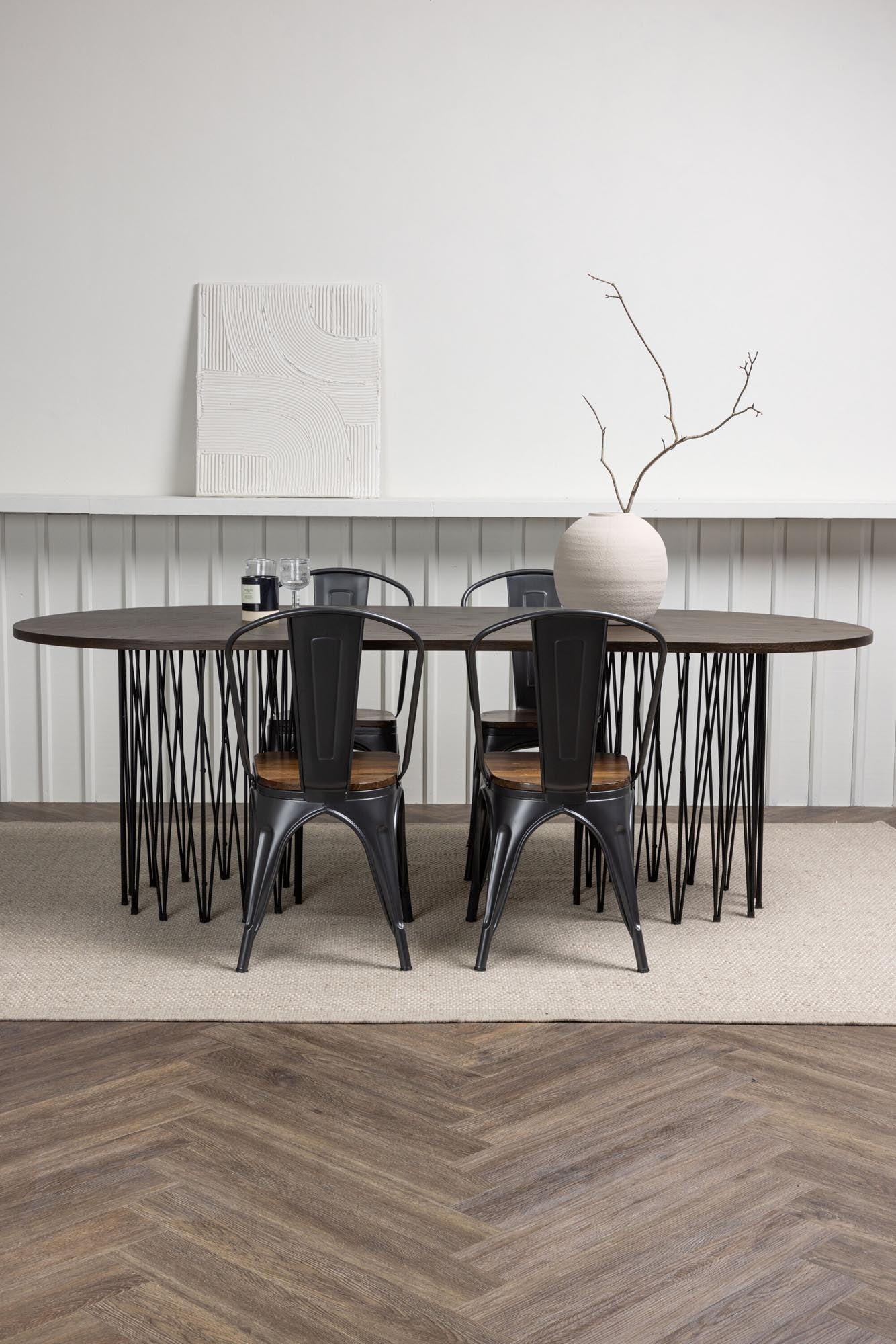 Stilvolles Esszimmerset Stone 220cm mit 4 Tempe-Stühlen von Venture Home. Modernes Design, hochwertige Materialien und einladende Atmosphäre.