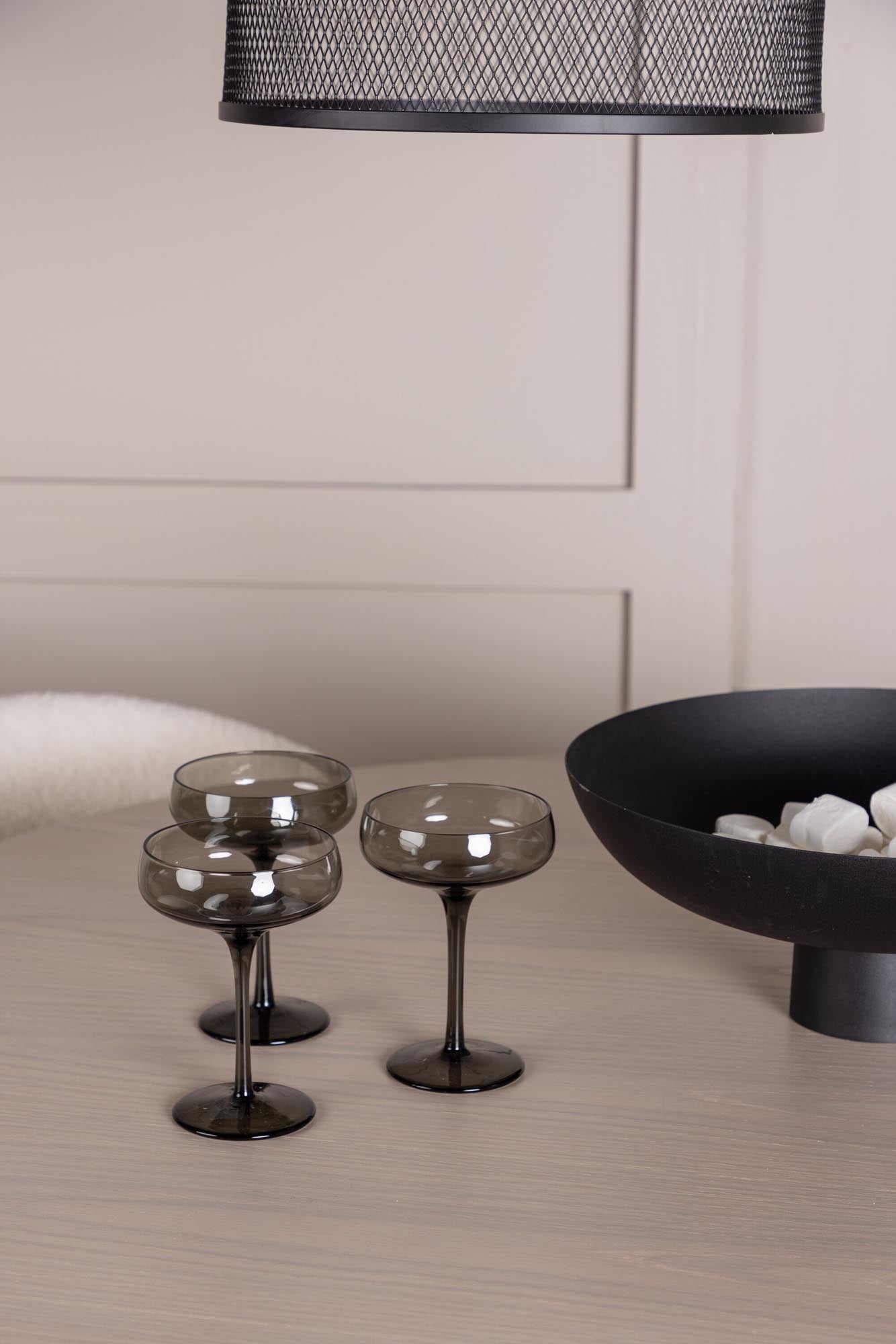 Entdecken Sie das Olivia Esszimmer Set + Chico: skandinavisches Design, hochwertige Materialien und optimaler Sitzkomfort für Ihr Zuhause.