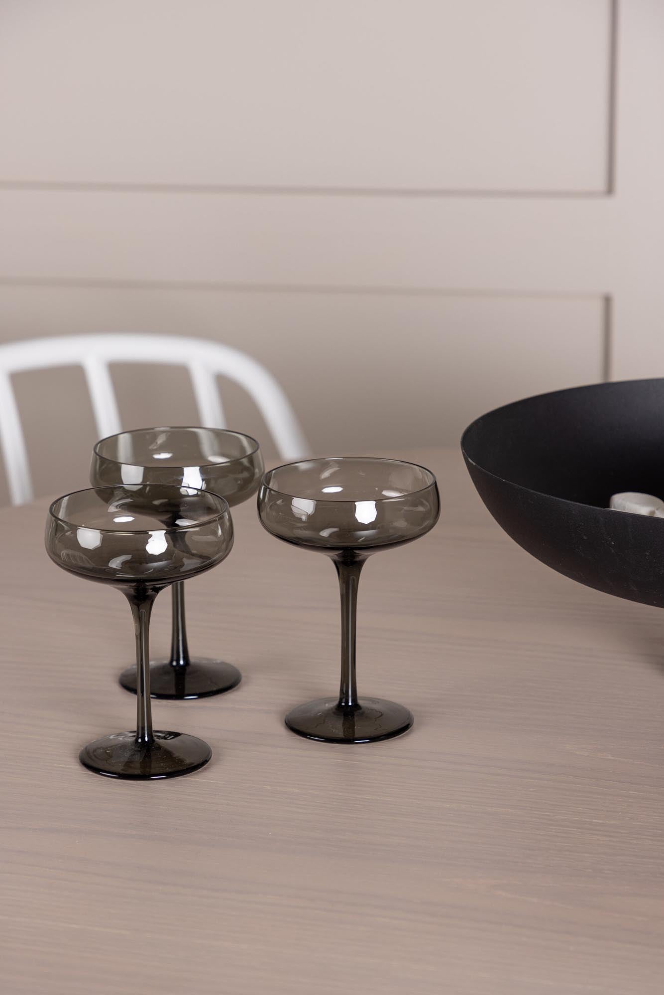 Gestalten Sie Ihr Esszimmer mit dem Olivia Set + Dyrön: Stilvoller Tisch und komfortable Stühle im skandinavischen Design für gesellige Momente.