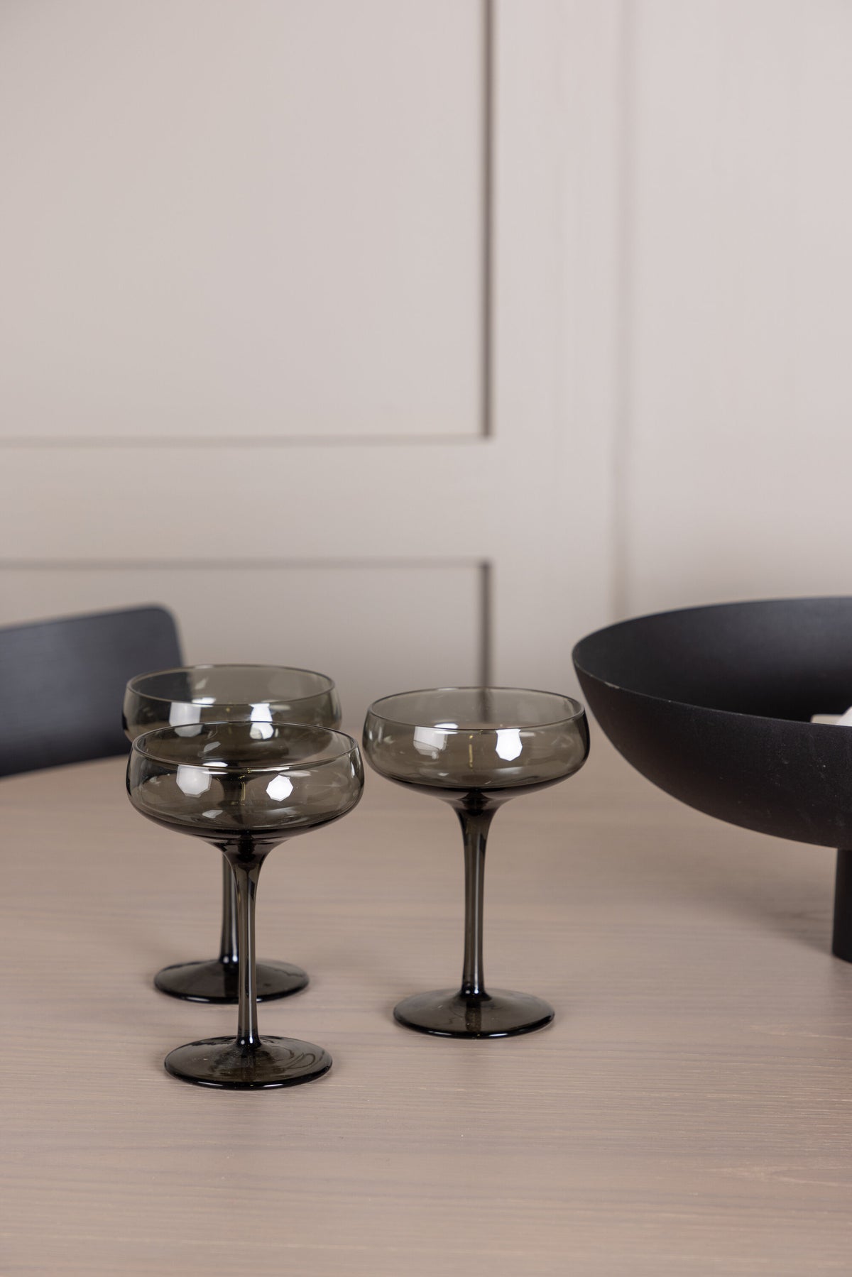 Olivia Esszimmer Set + Montros ⌀110cm/4St. in Natur / Schwarz präsentiert im Onlineshop von KAQTU Design AG. Esszimmerset ist von Venture Home