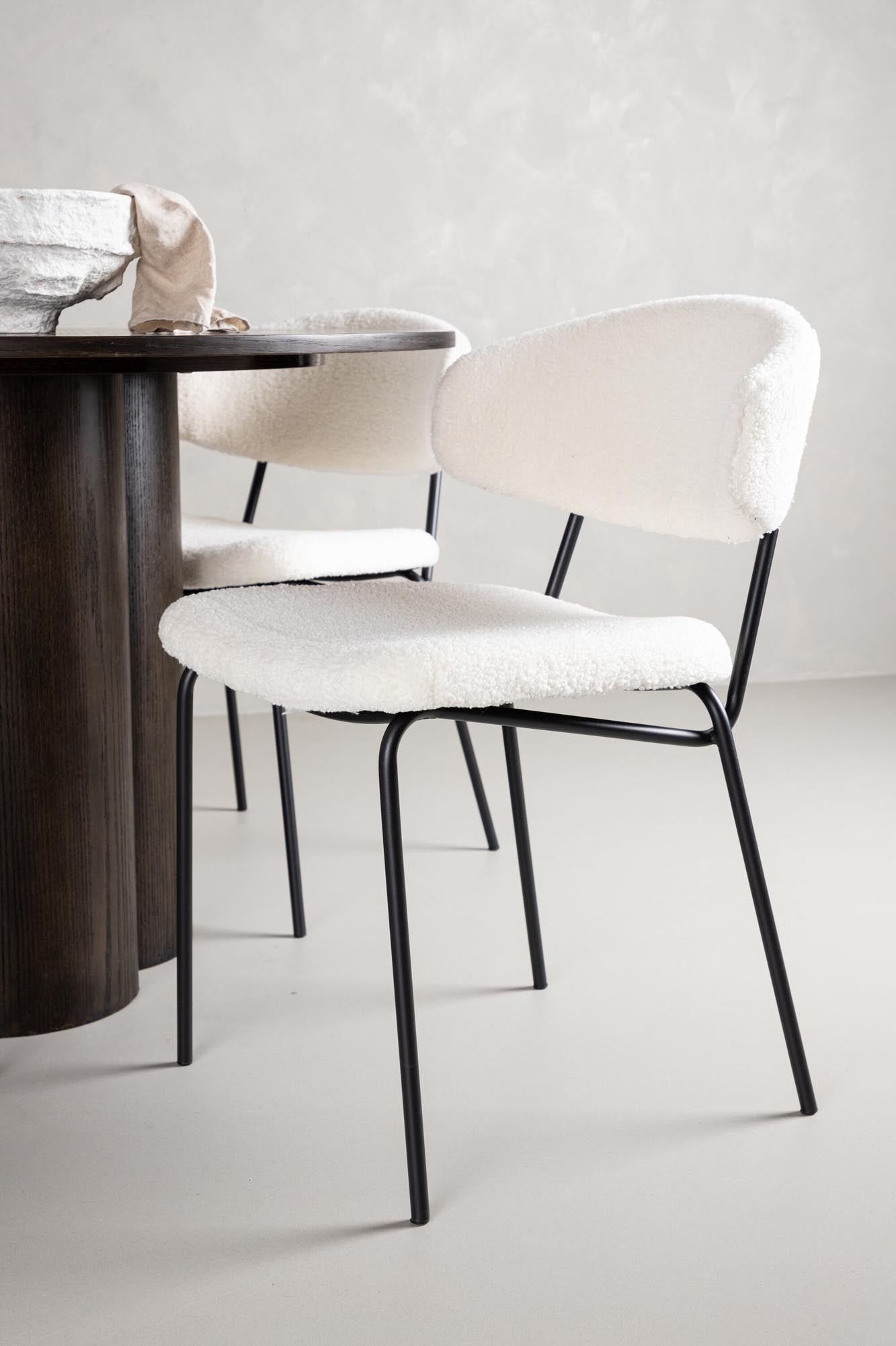 Entdecken Sie das elegante Olivia Esszimmer Set mit runder Mokka-Tischplatte (⌀110cm) und 4 stilvollen Chico Bouclé-Stühlen in Weiß. Perfekt für Ihr Zuhause!