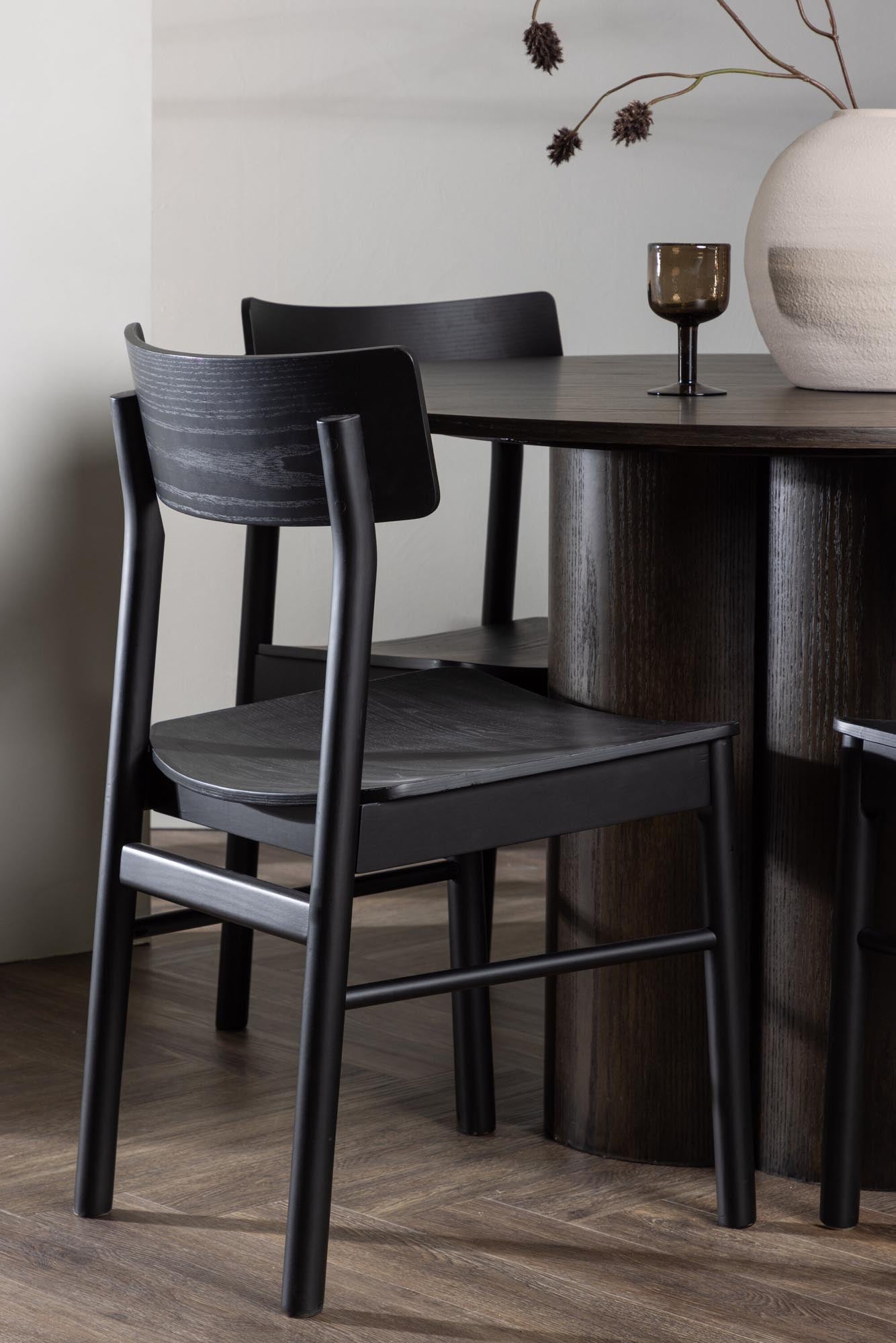 Moderner Olivia Tisch mit 4 Montros Stühlen von Venture Home.