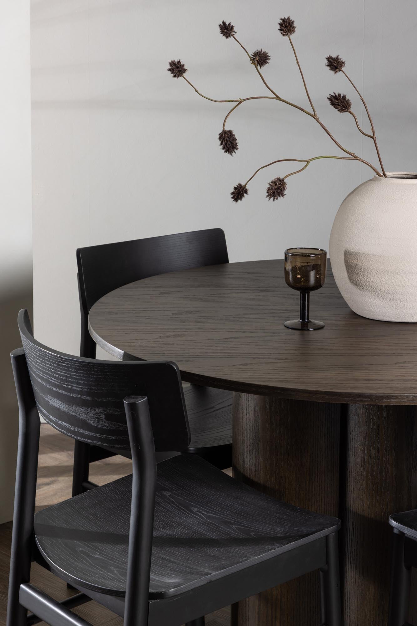 Eleganter Olivia Tisch mit 4 Montros Stühlen von Venture Home.