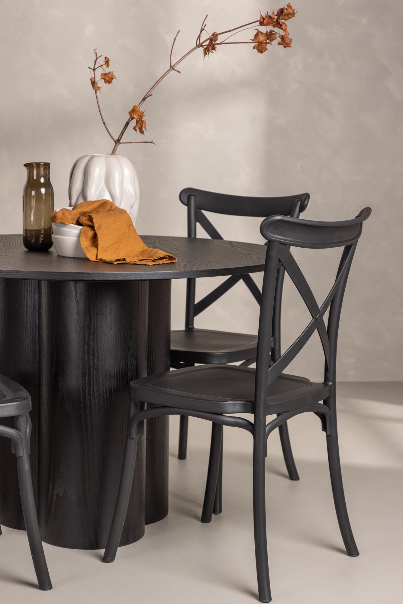 Entdecken Sie das Olivia Esszimmer Set mit rundem Tisch und 4 komfortablen Crosett-Stühlen. Perfekt für stilvolle Essbereiche und gesellige Runden.