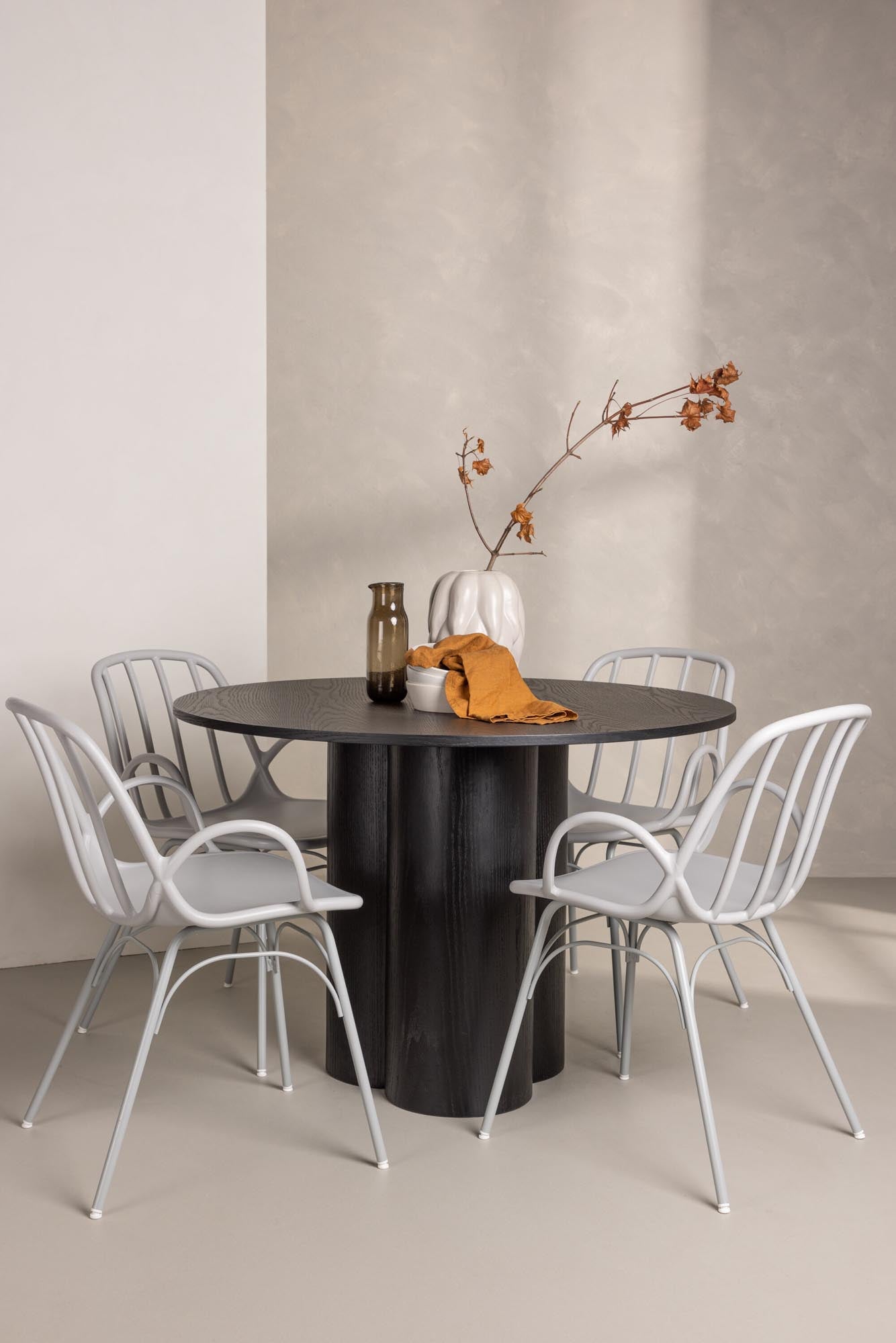 Elegantes Olivia Set mit Dyrön Tisch, 110cm, von Venture Home.