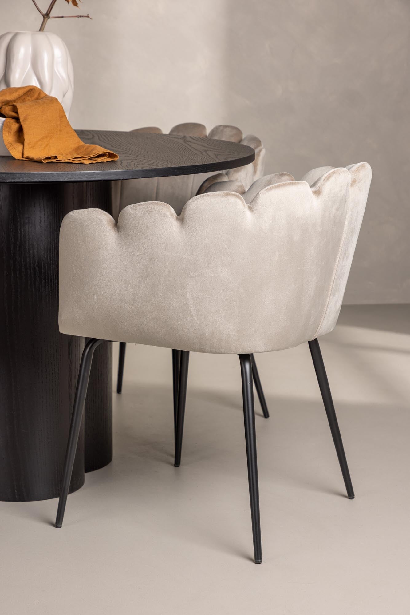 Stilvolles Esszimmer Set Olivia + Limhamn: Runder Tisch und luxuriöse Stühle für gesellige Momente und elegantes Ambiente.