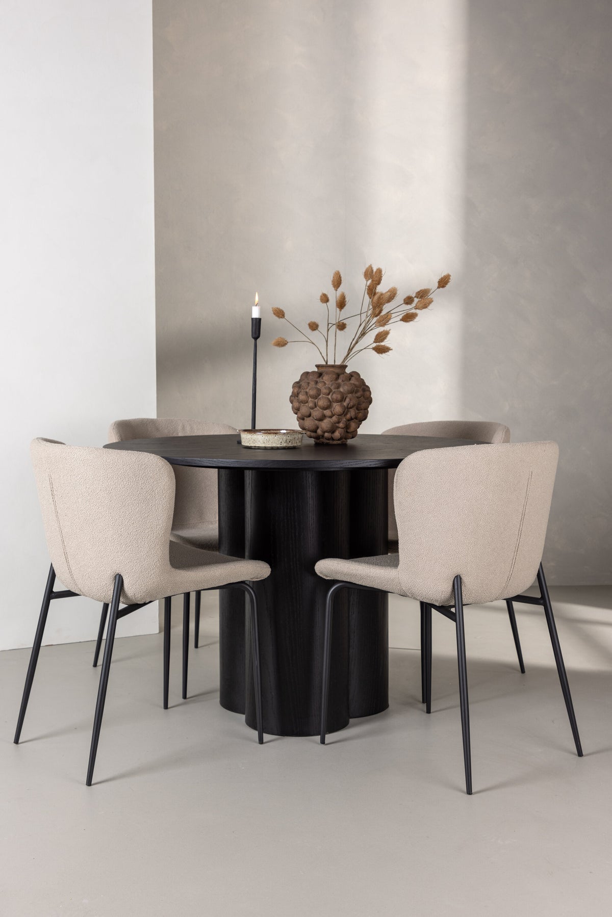 Olivia Esszimmer Set + Modesto ⌀110cm/4St. in Schwarz / Beige präsentiert im Onlineshop von KAQTU Design AG. Esszimmerset ist von Venture Home