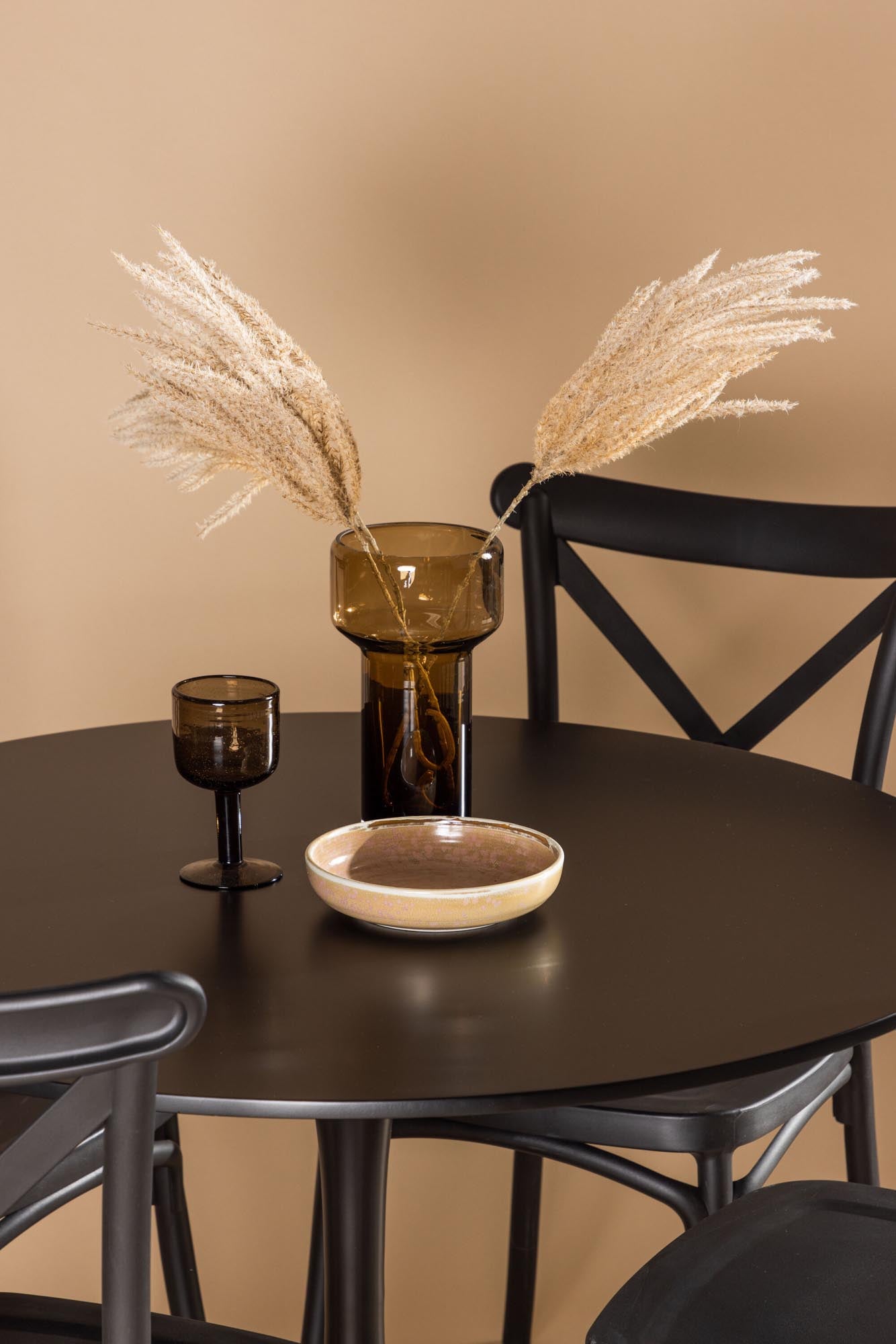 Entdecken Sie das elegante Glade Esszimmerset von Venture Home: runder Tisch (100 cm) und 4 ergonomische Crosette Stühle für stilvolle Esszimmer.