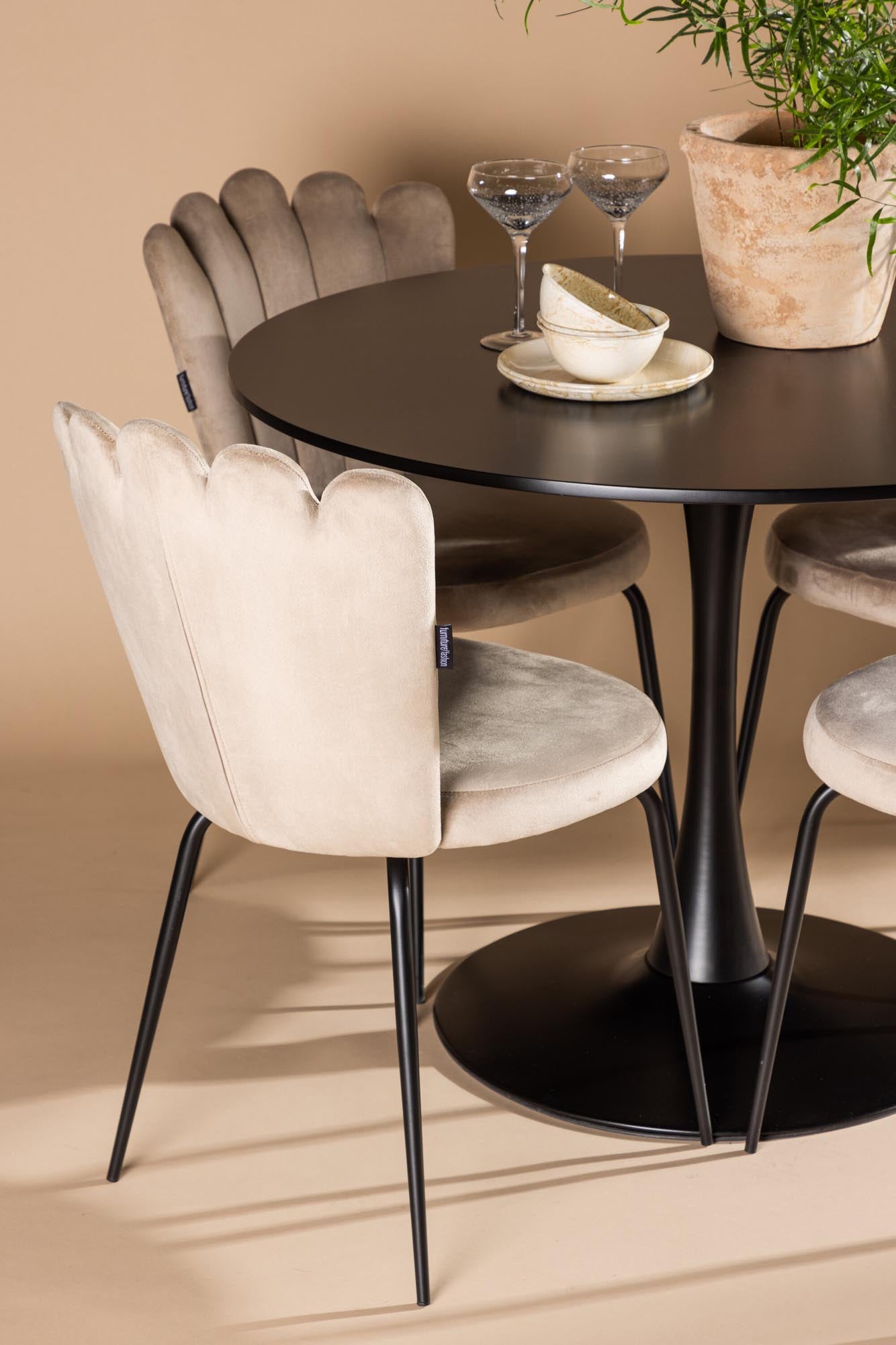 Stilvolles Glade Esszimmerset: Skandinavischer Tisch ⌀100cm, elegante Limhamn-Stühle mit beigem Samtbezug, ideal für gesellige Abende.